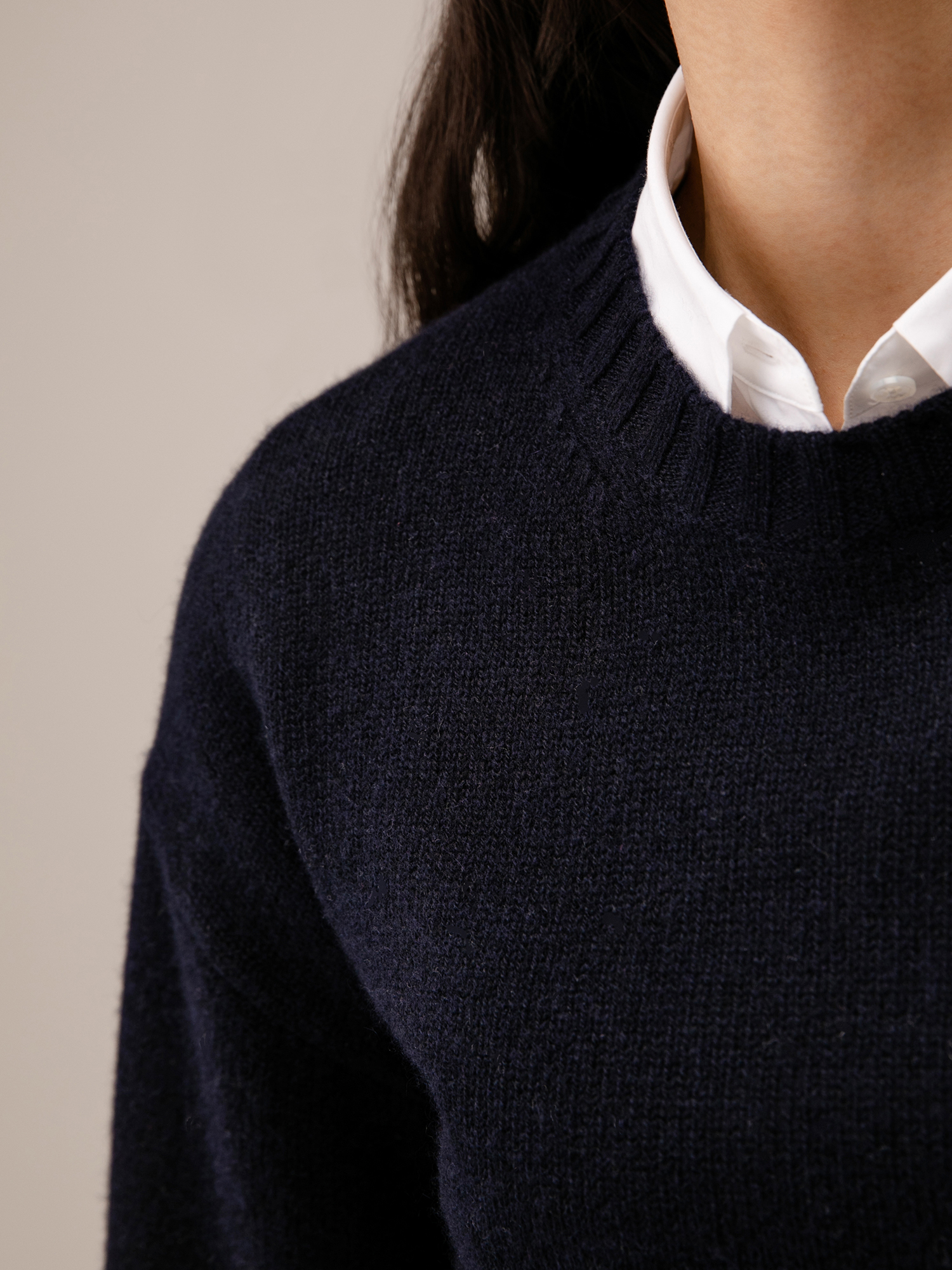 Detailansicht von Cropped Pullover aus Schurwolle von ALLUDE