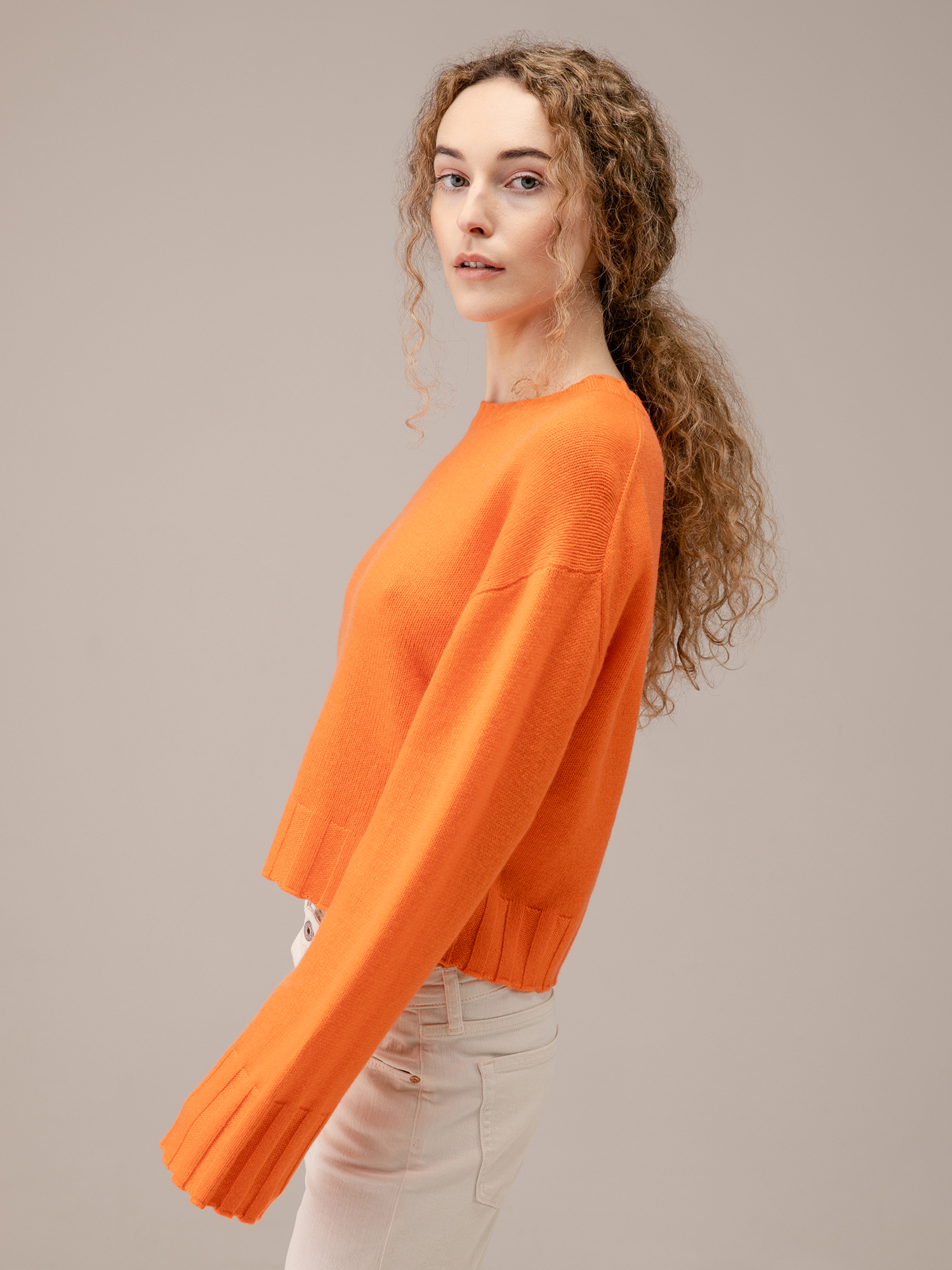 Detailansicht von Cropped Pullover aus Schurwolle von ALLUDE