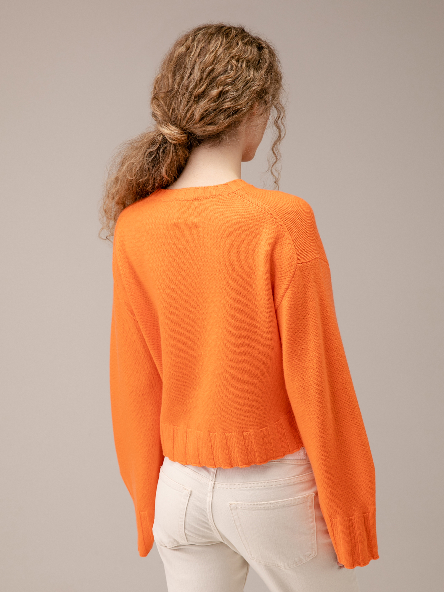 Detailansicht von Cropped Pullover aus Schurwolle von ALLUDE