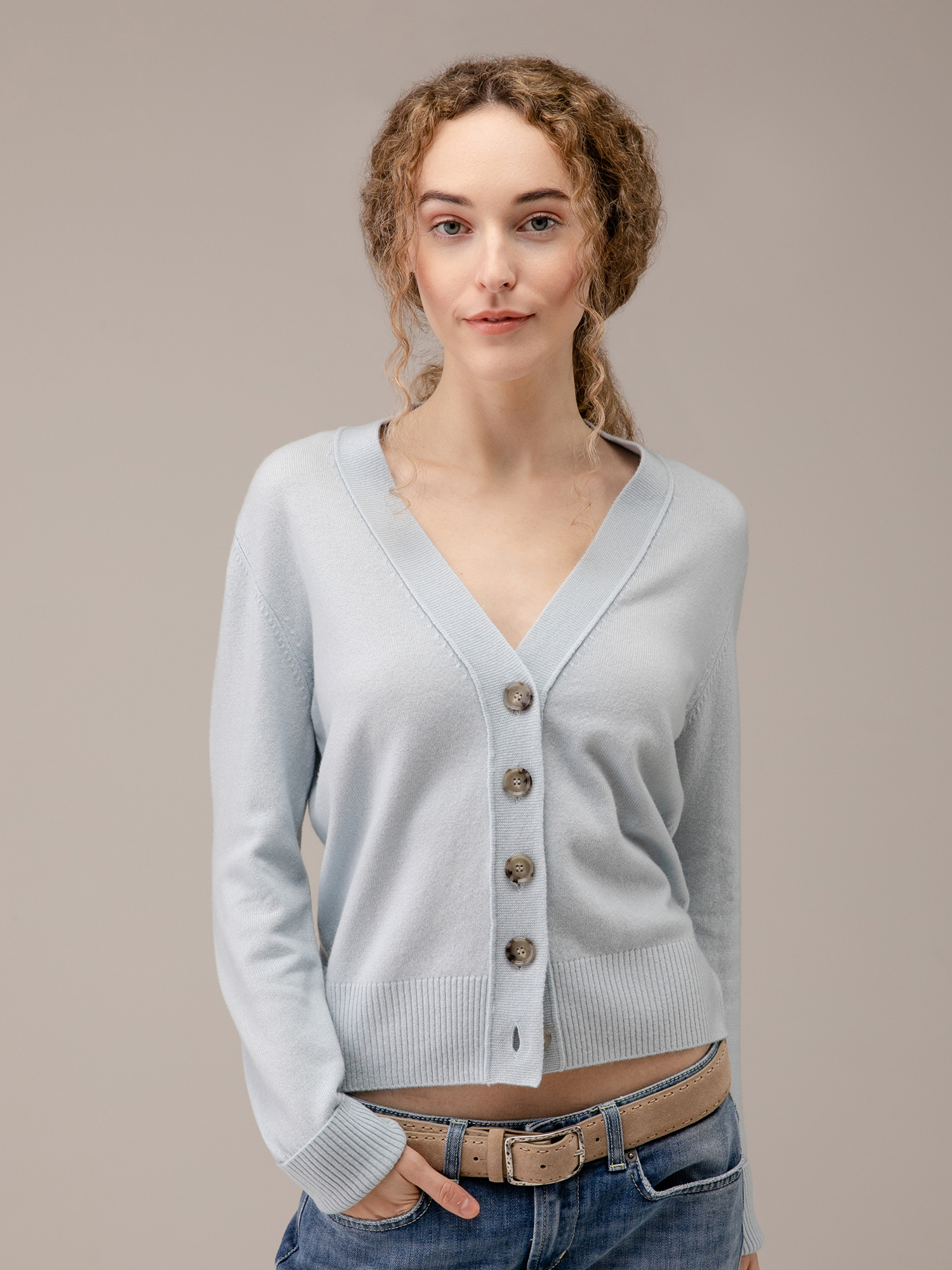 Detailansicht von Strickjacke aus Schurwolle von ALLUDE