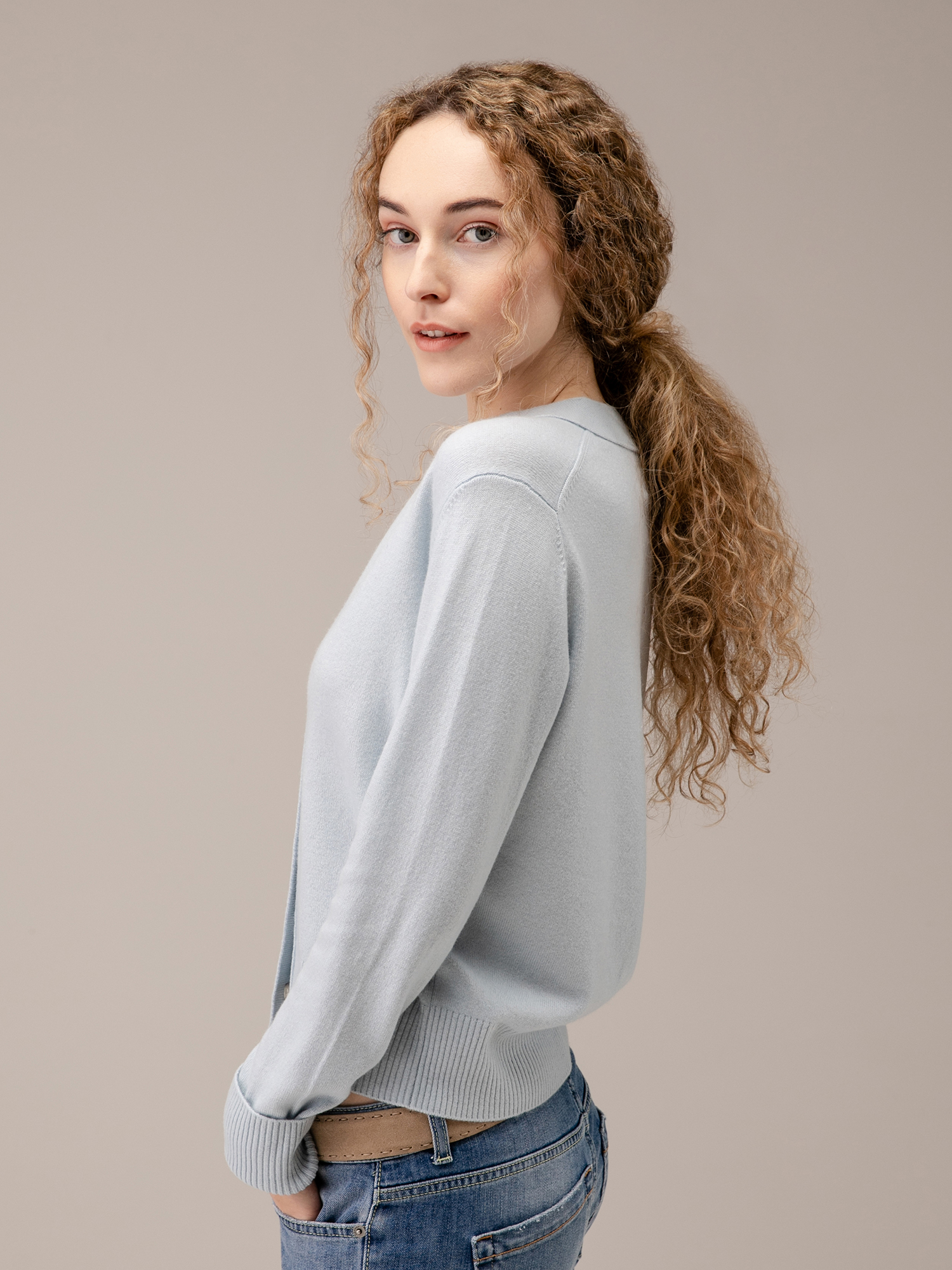 Detailansicht von Strickjacke aus Schurwolle von ALLUDE