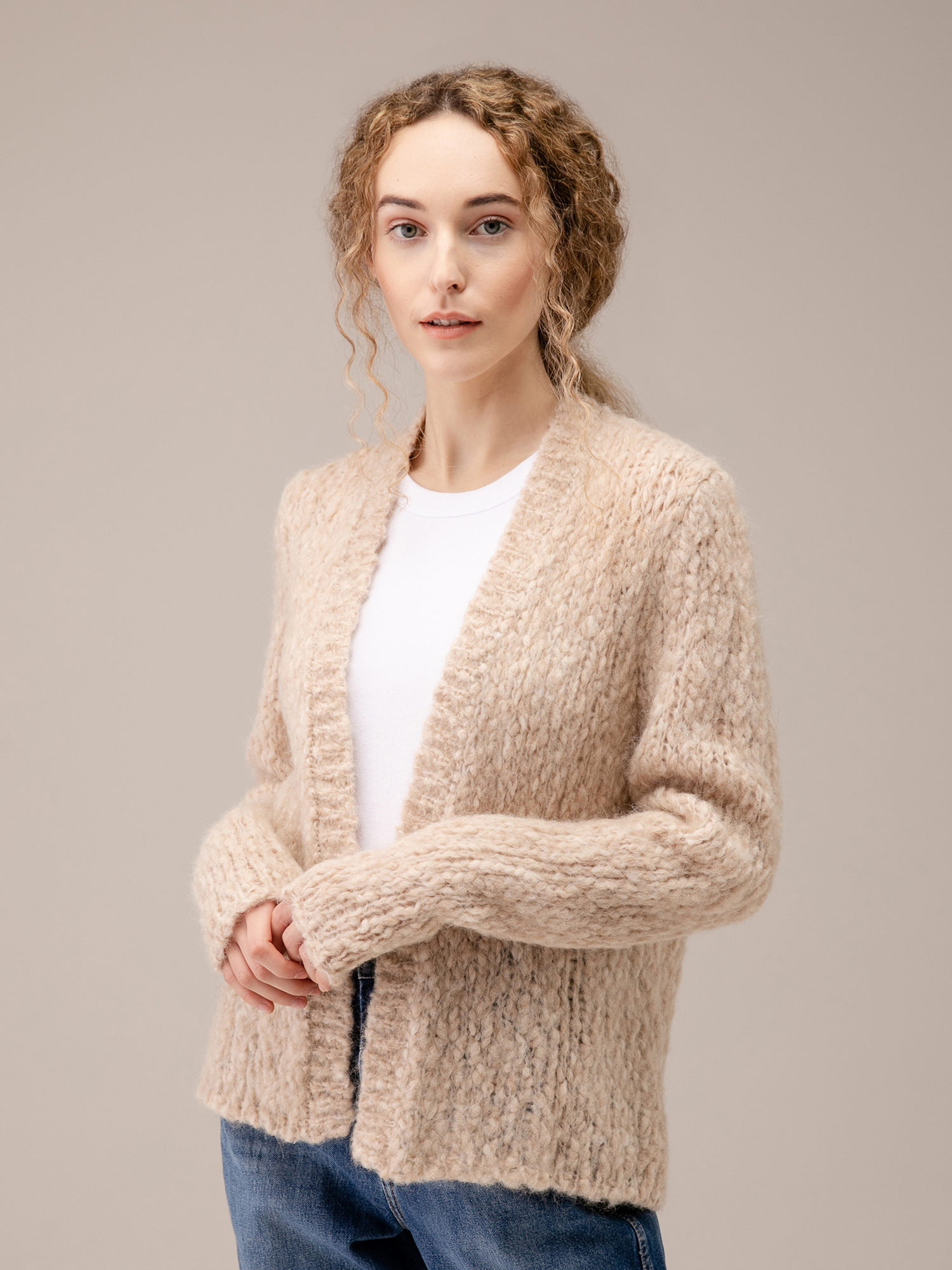 Detailansicht von Cardigan aus Alpakawolle von SIBIN LINNEBJERG