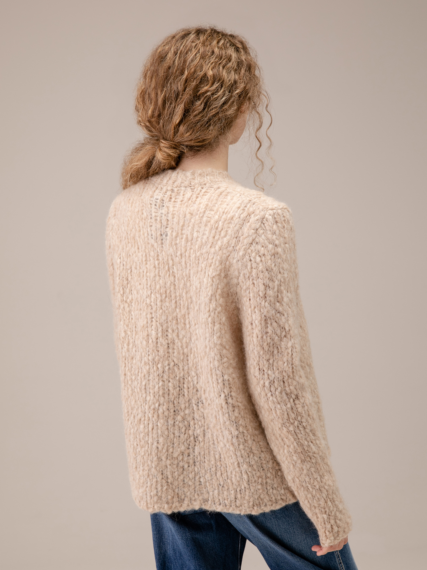 Detailansicht von Cardigan aus Alpakawolle von SIBIN LINNEBJERG