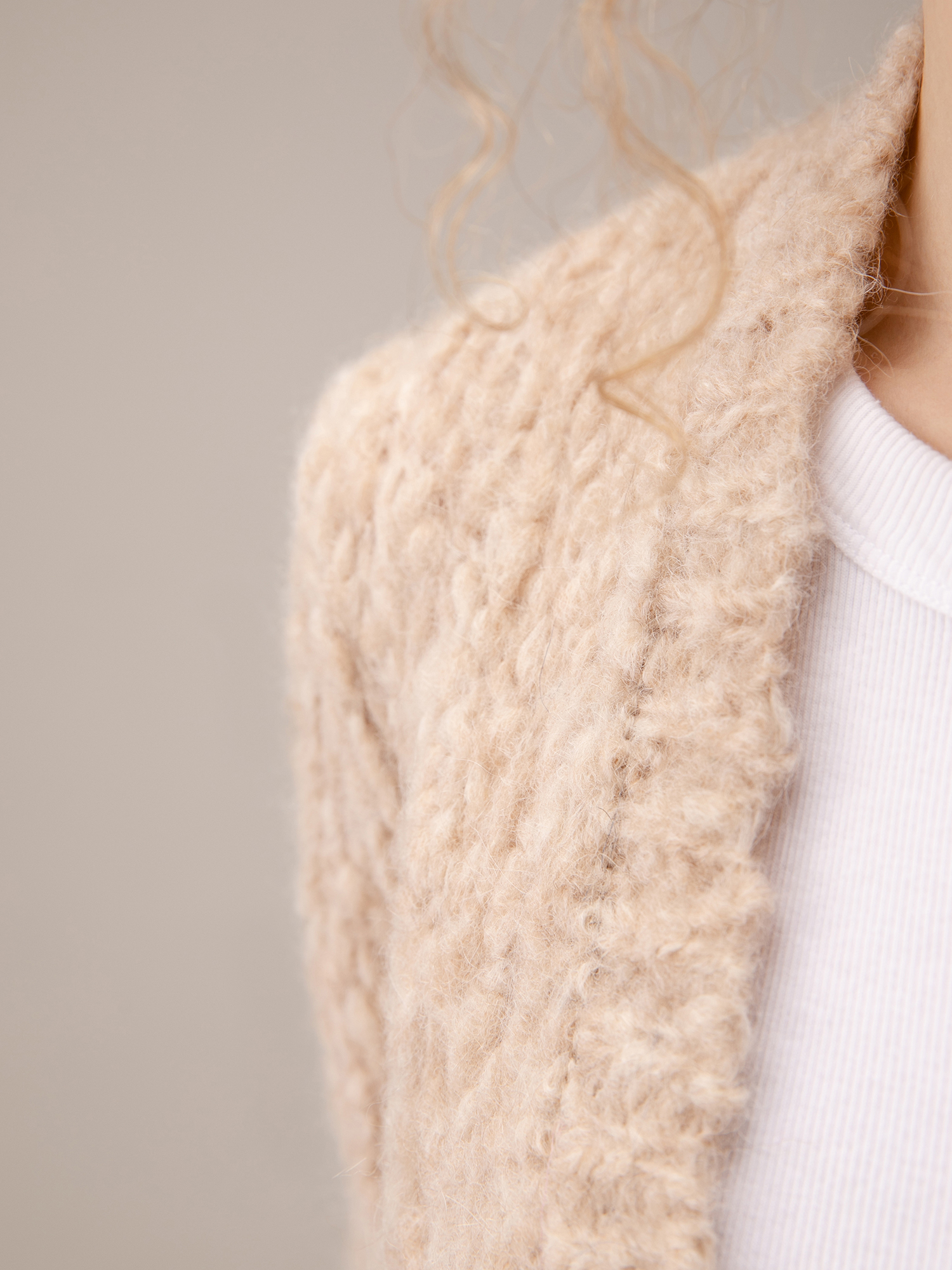 Detailansicht von Cardigan aus Alpakawolle von SIBIN LINNEBJERG