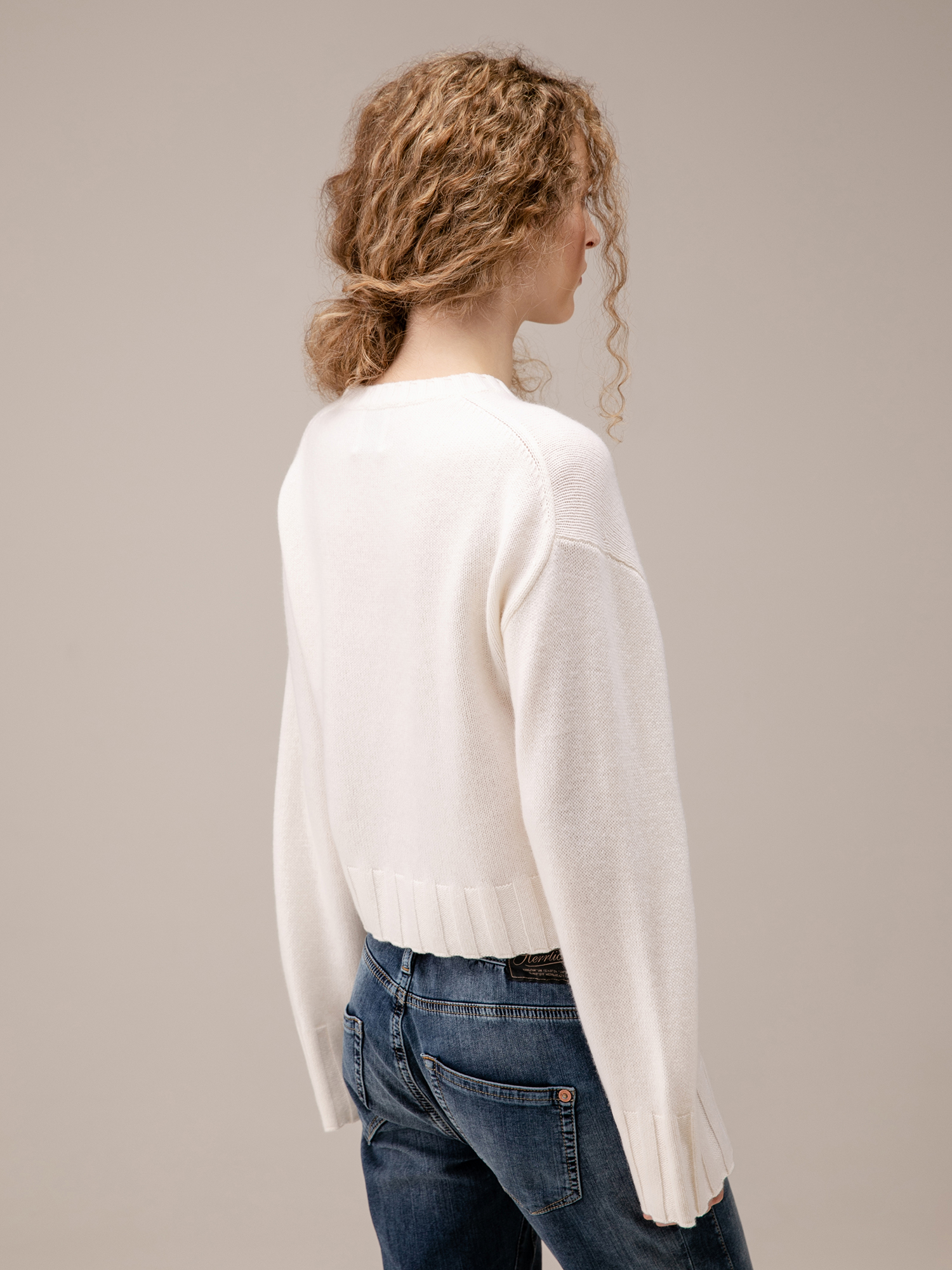 Detailansicht von Cropped Pullover aus Schurwolle von ALLUDE