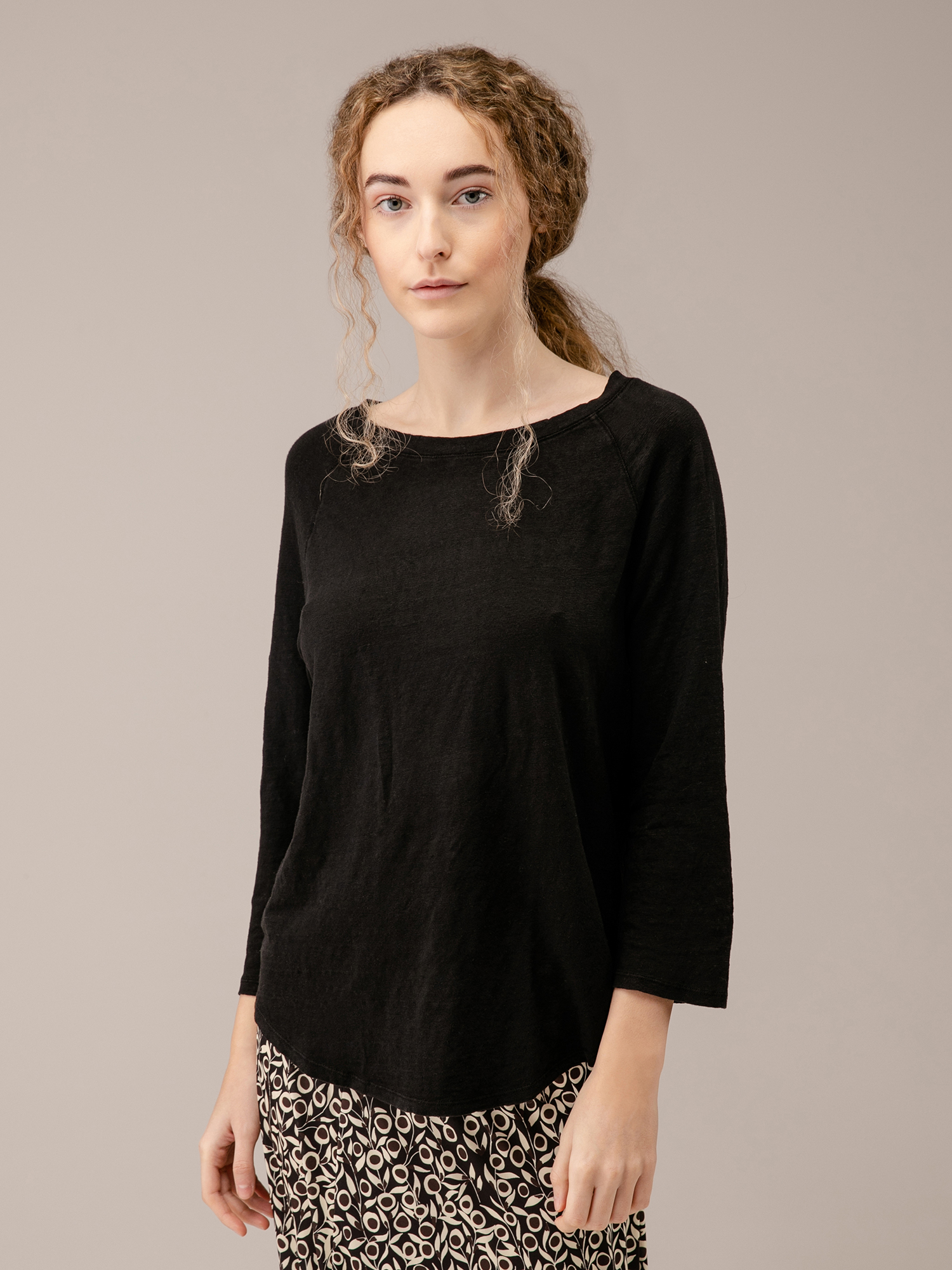 Detailansicht von Langarmshirt aus Leinen von UNIVERSEL