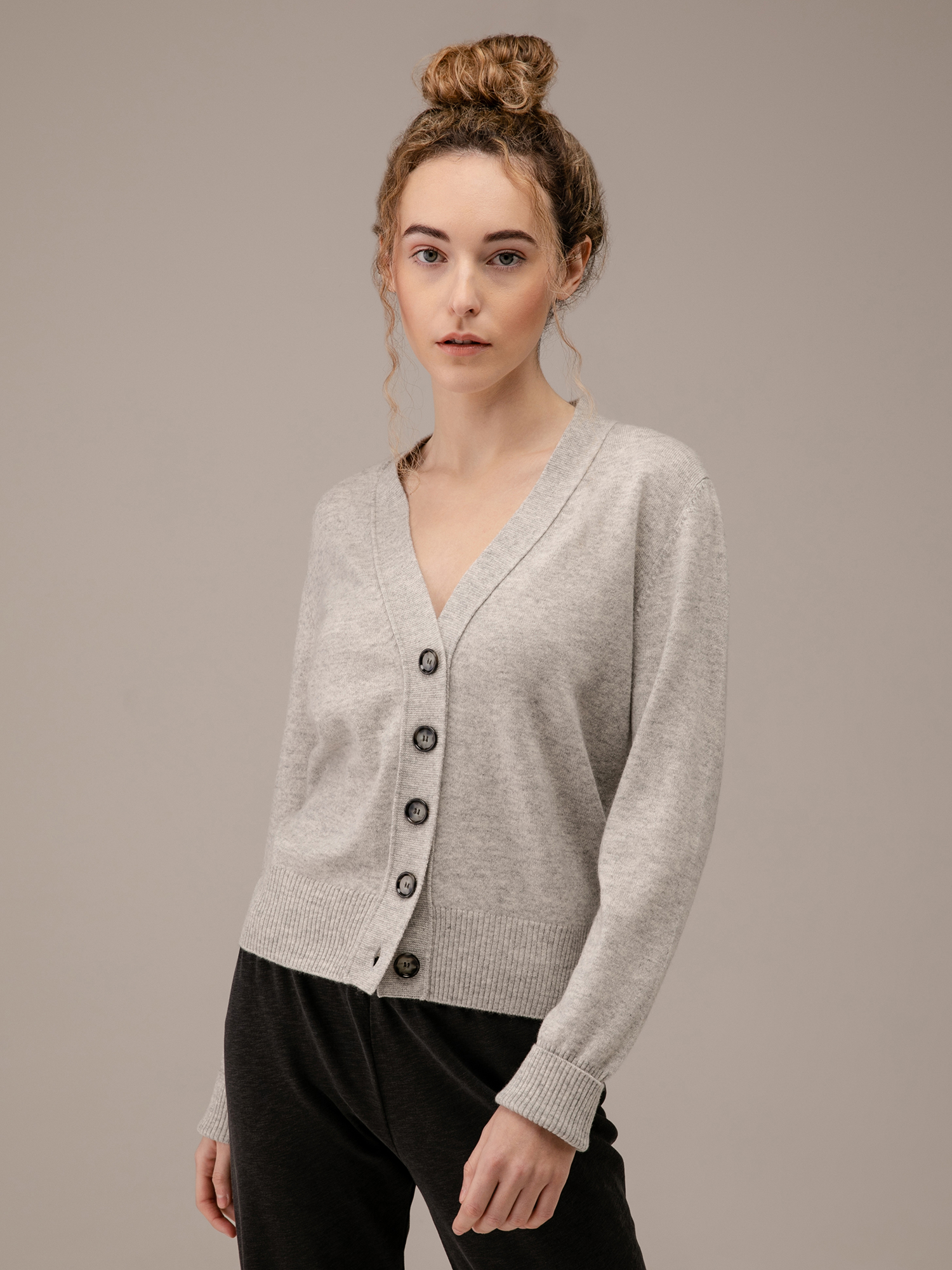 Detailansicht von Strickjacke aus Schurwolle von ALLUDE