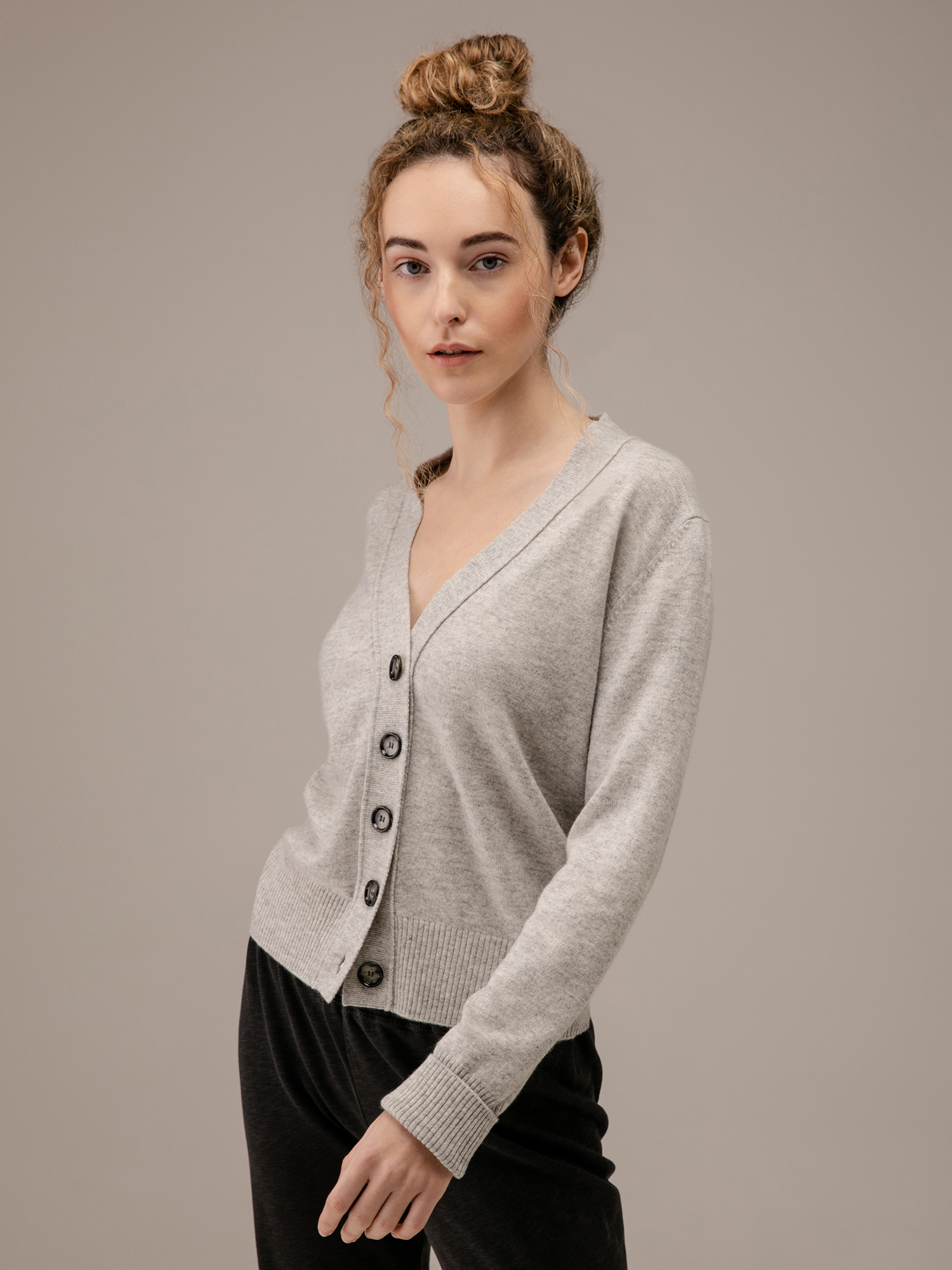 Detailansicht von Strickjacke aus Schurwolle von ALLUDE