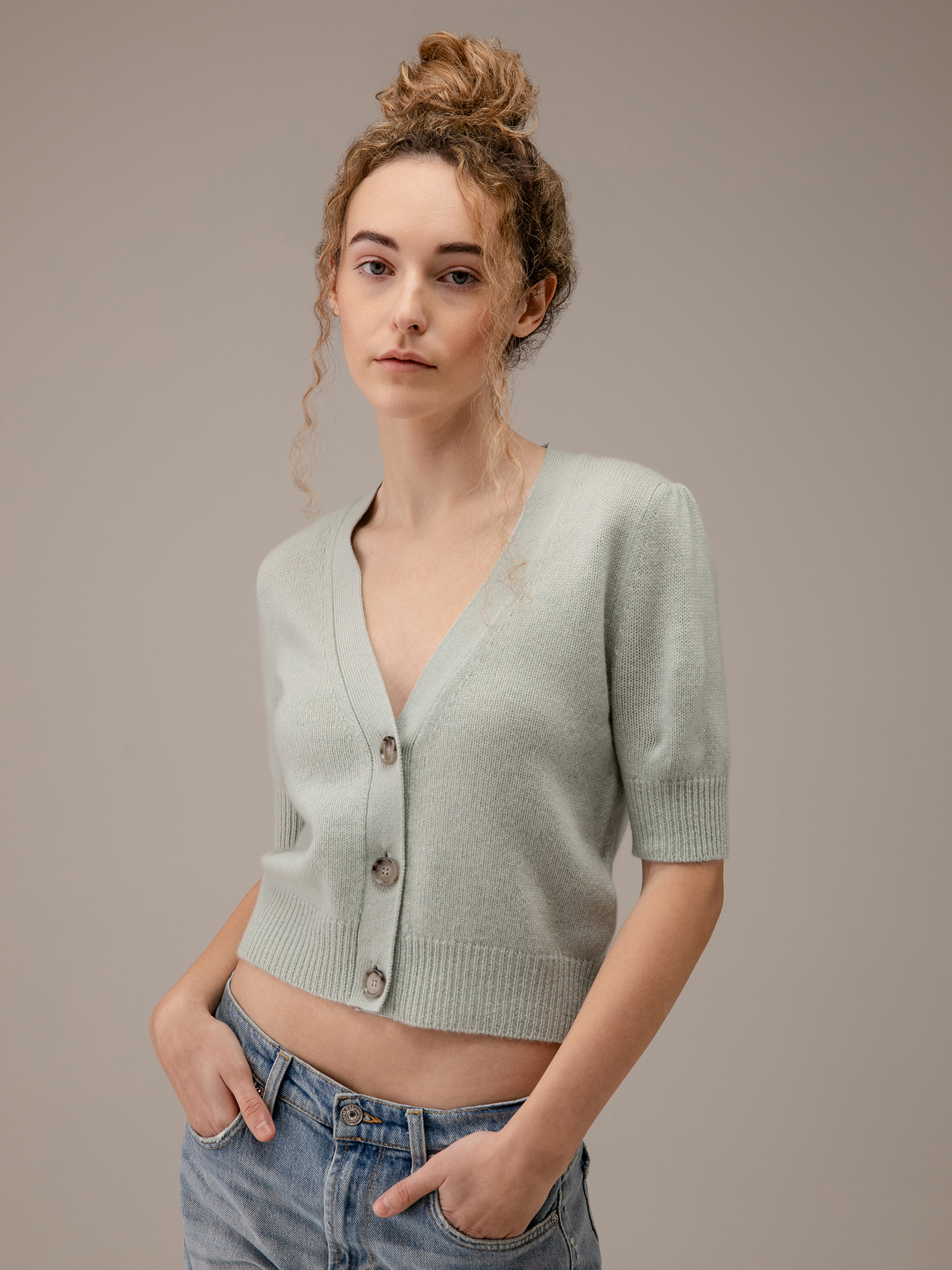 Detailansicht von Cropped Strickjacke aus Schurwolle von ALLUDE
