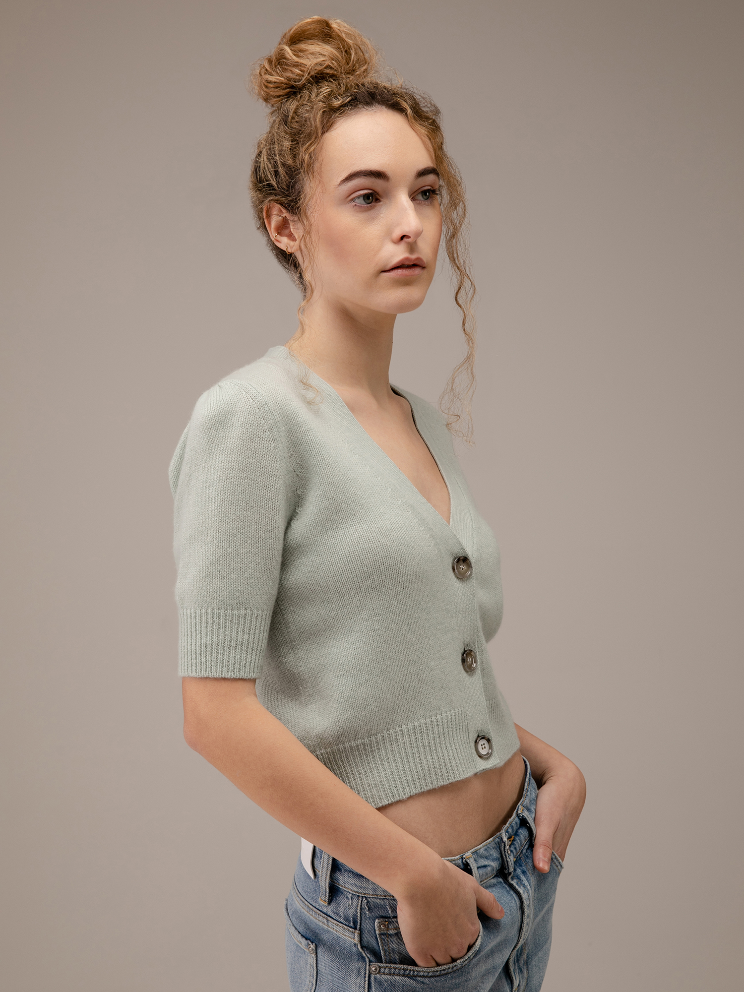 Detailansicht von Cropped Strickjacke aus Schurwolle von ALLUDE