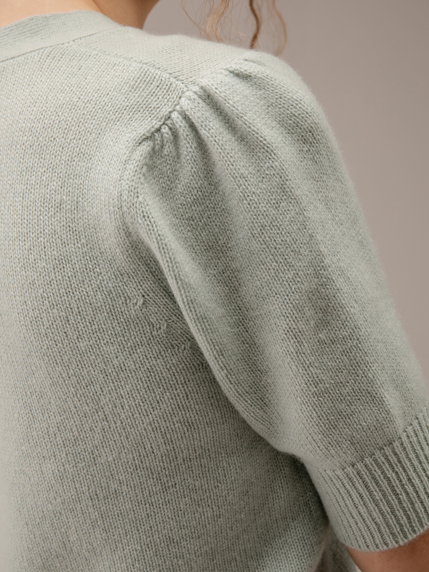 Detailansicht von Cropped Strickjacke aus Schurwolle von ALLUDE