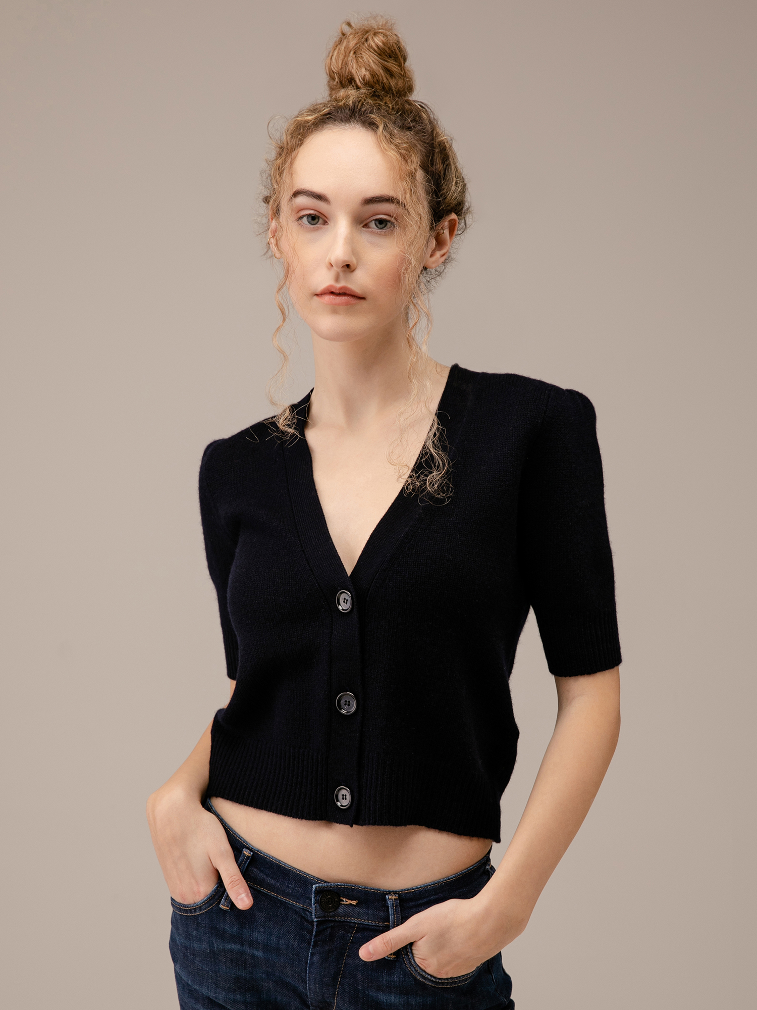 Detailansicht von Cropped Strickjacke aus Schurwolle von ALLUDE