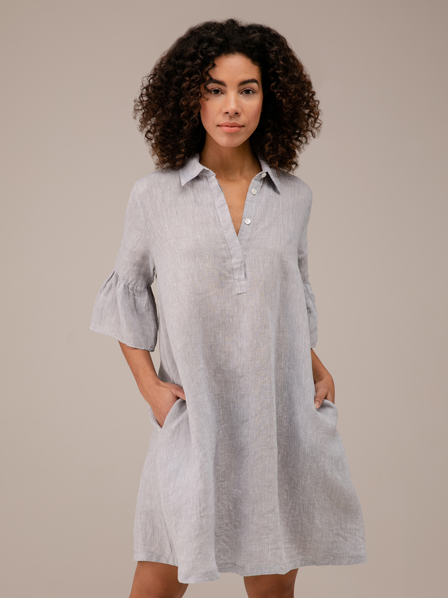 Detailansicht von Kurzes Blusenkleid aus Leinen von ROBERT FRIEDMAN