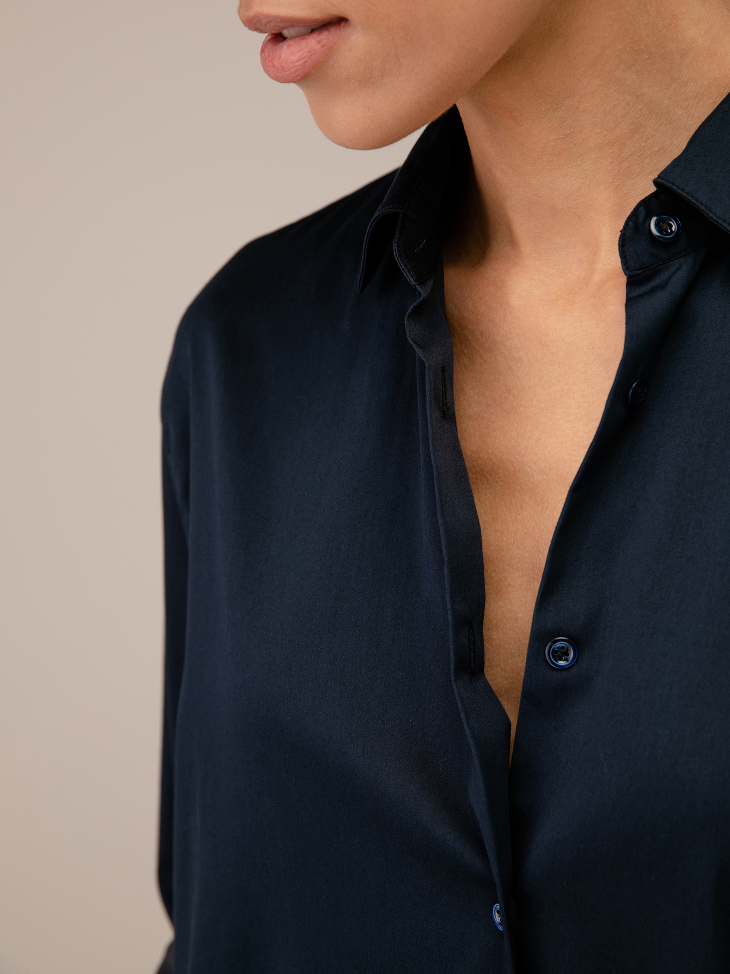 Detailansicht von Midi-Blusenkleid aus Baumwolle von AGLINI