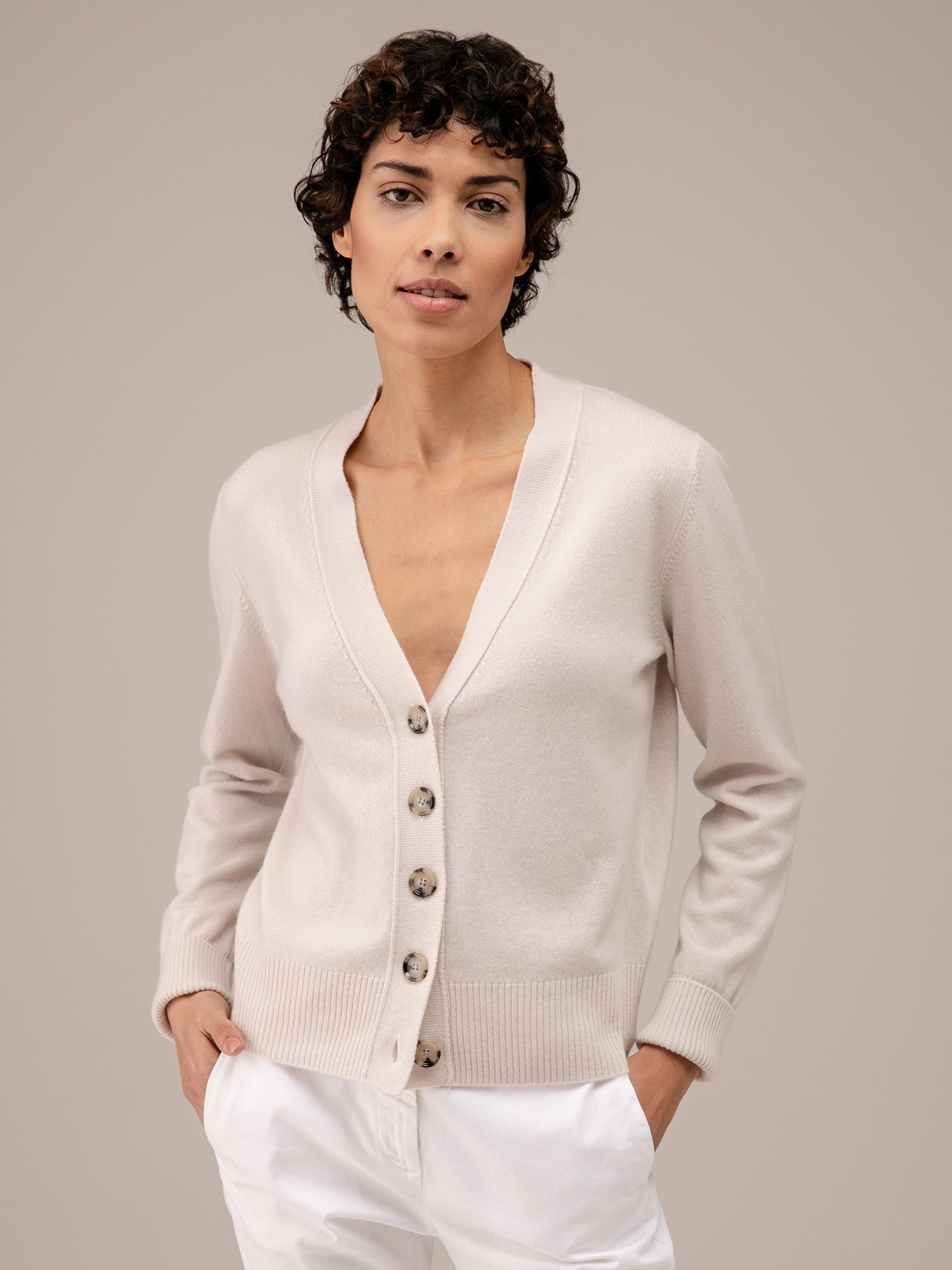 Detailansicht von Strickjacke aus Schurwolle von ALLUDE