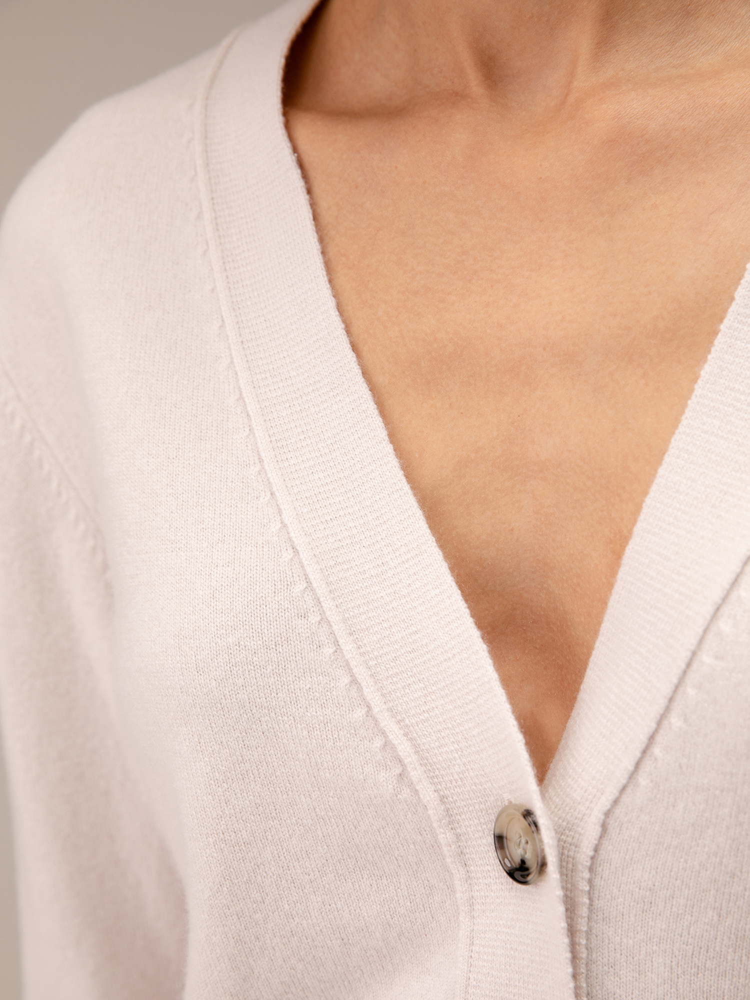 Detailansicht von Strickjacke aus Schurwolle von ALLUDE