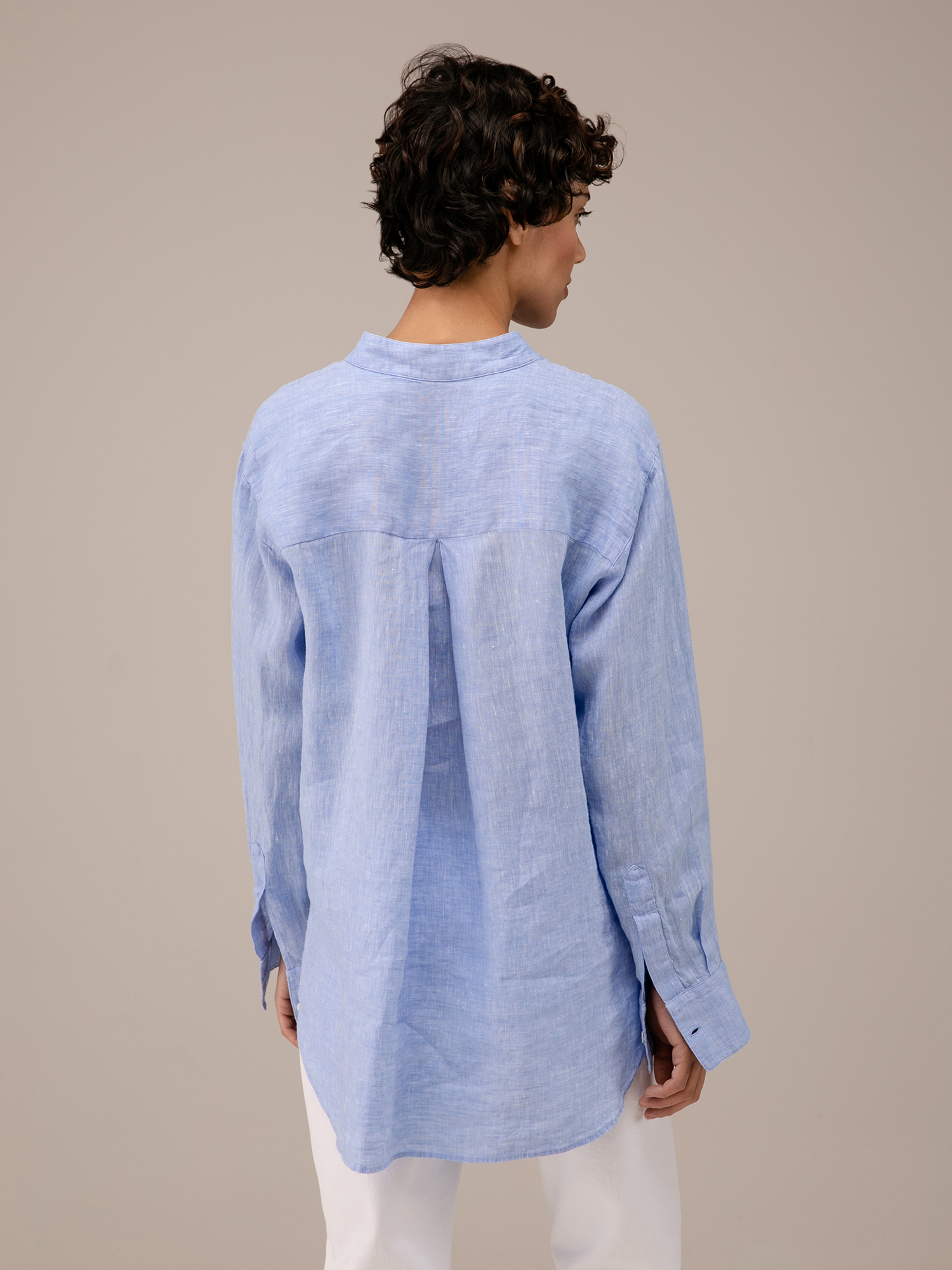 Detailansicht von Leinenbluse von ROBERT FRIEDMAN