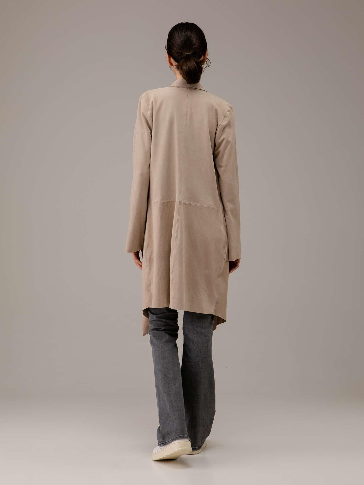 Detailansicht von Velour-Ledermantel von GIORGIO BRATO