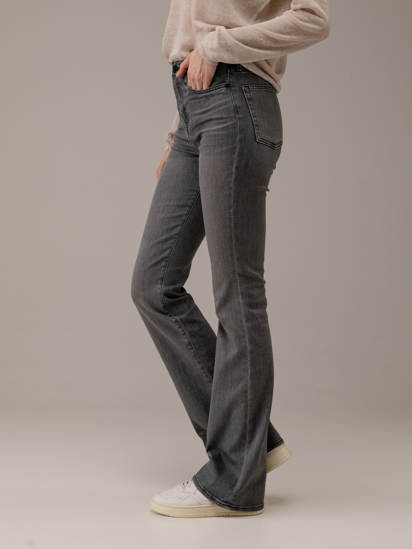 Detailansicht von Flared Jeans von ADRIANO GOLDSCHMIED