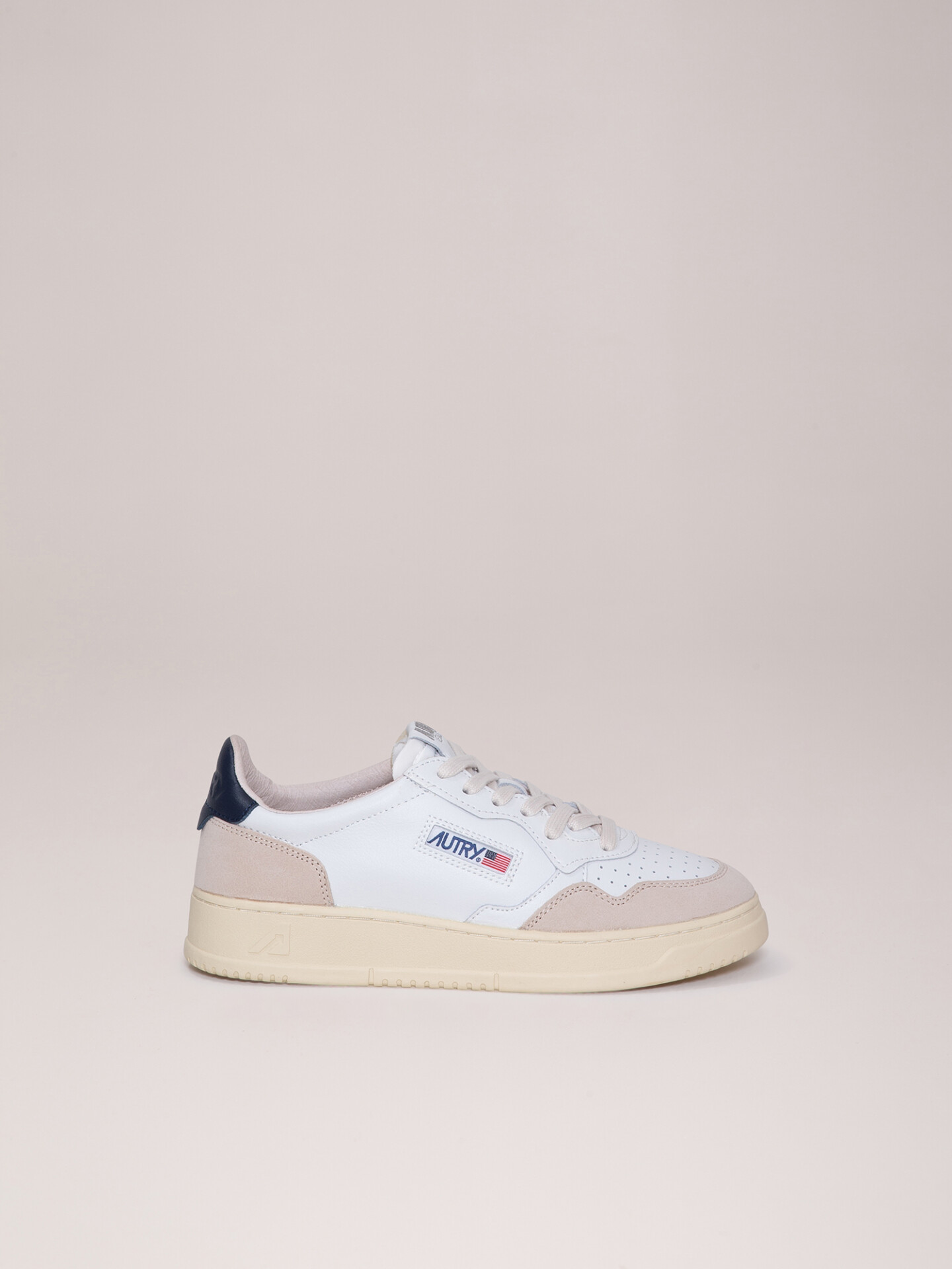 Detailansicht von Sneaker aus Leder von AUTRY