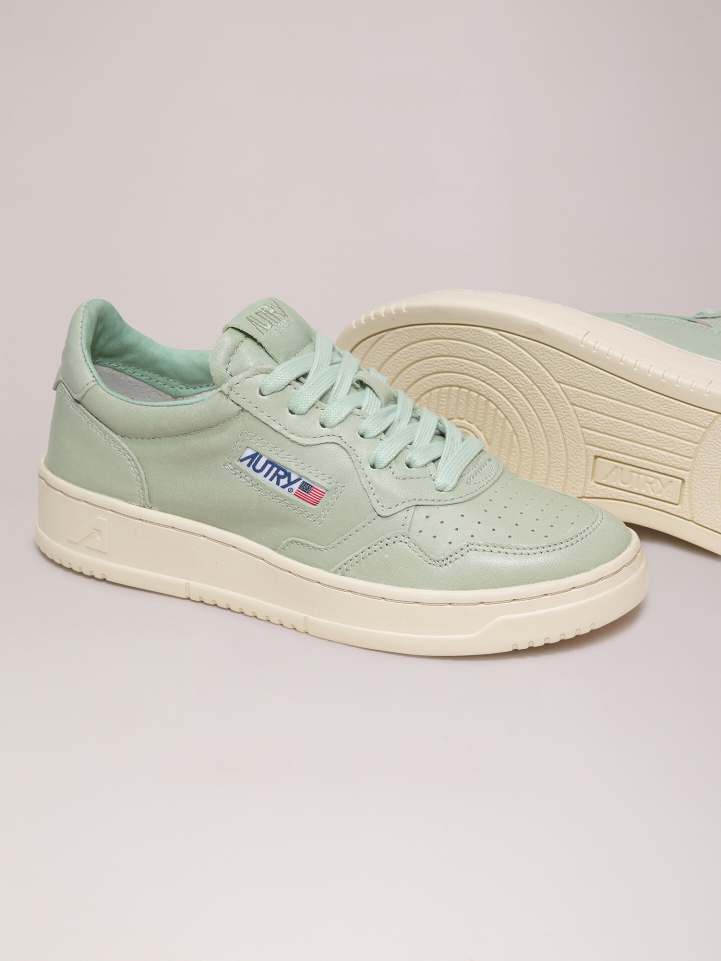 Detailansicht von Sneaker aus Leder von AUTRY