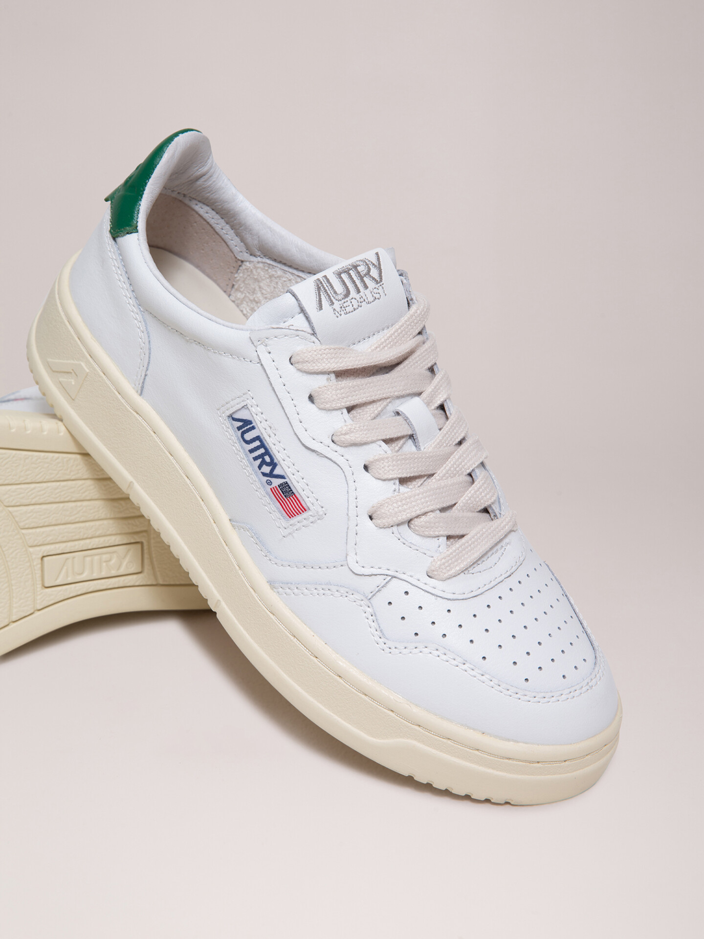 Detailansicht von Sneaker aus Leder von AUTRY