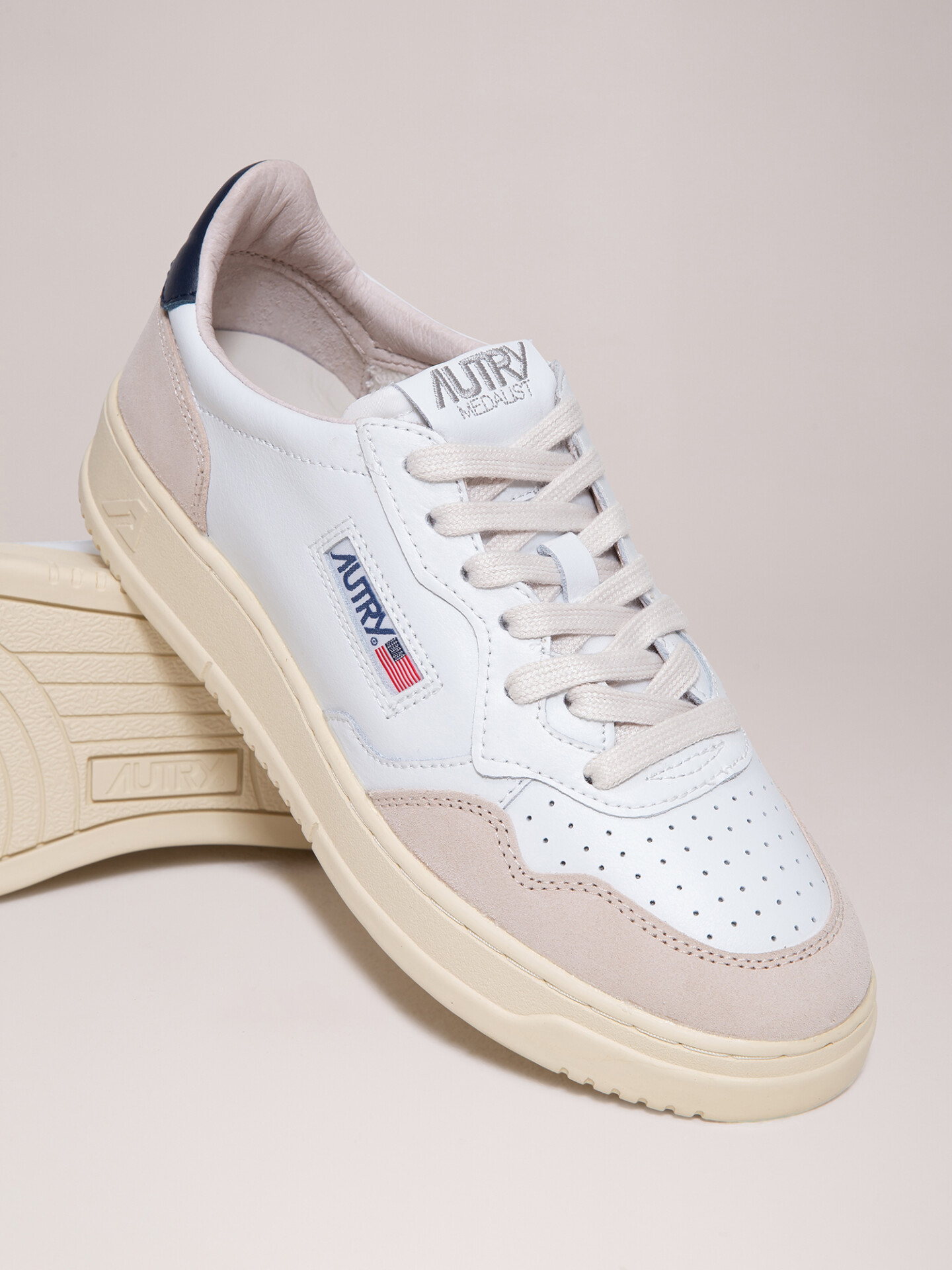 Detailansicht von Sneaker aus Leder von AUTRY