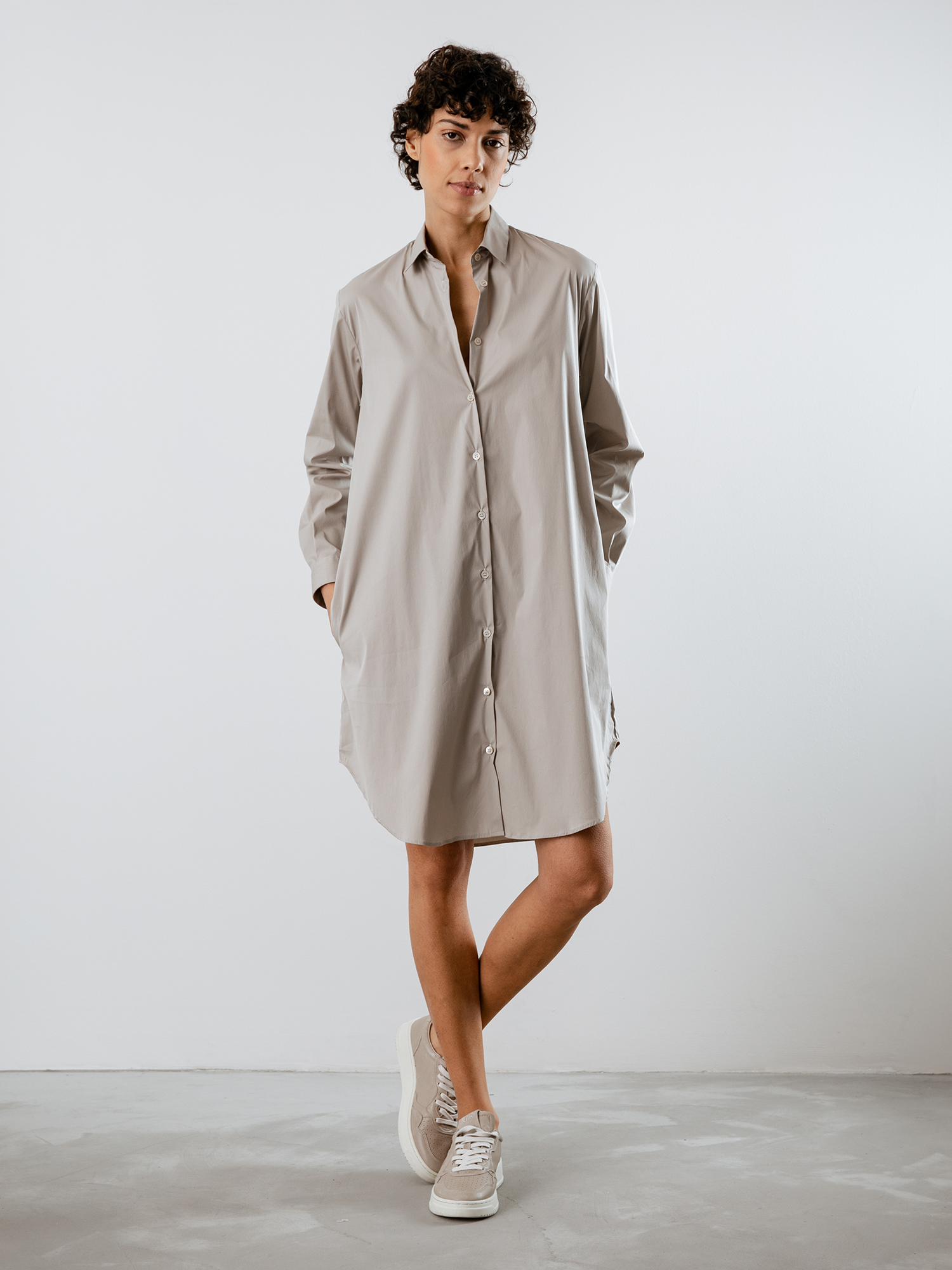 Detailansicht von Midi-Hemdblusenkleid von AGLINI