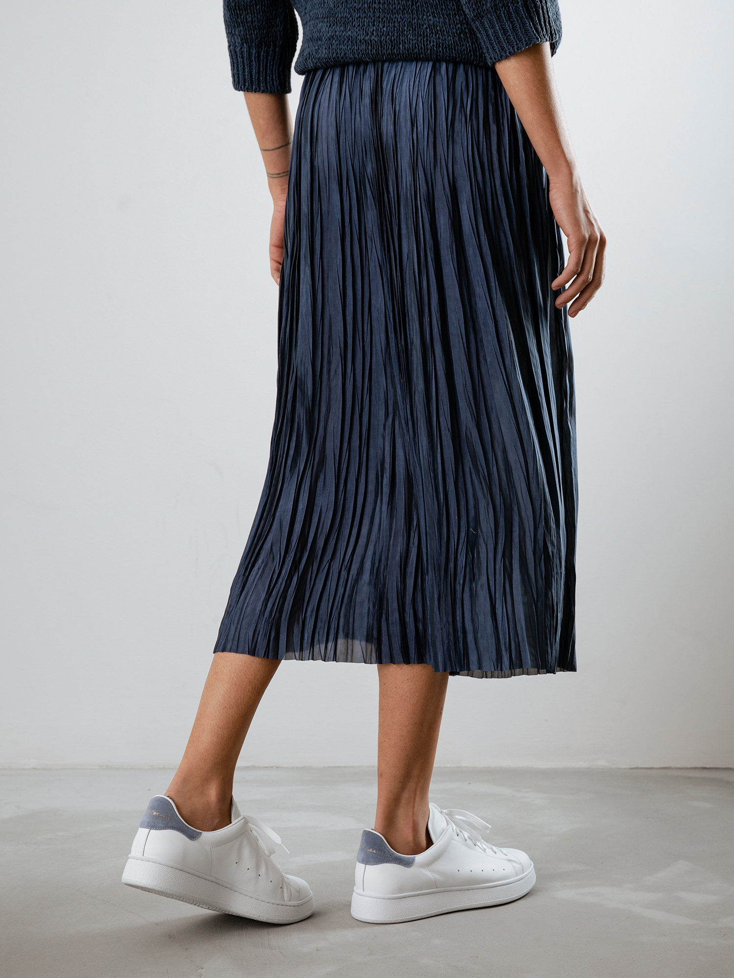 Detailansicht von Midi-Plisseerock von ROBERTO COLLINA