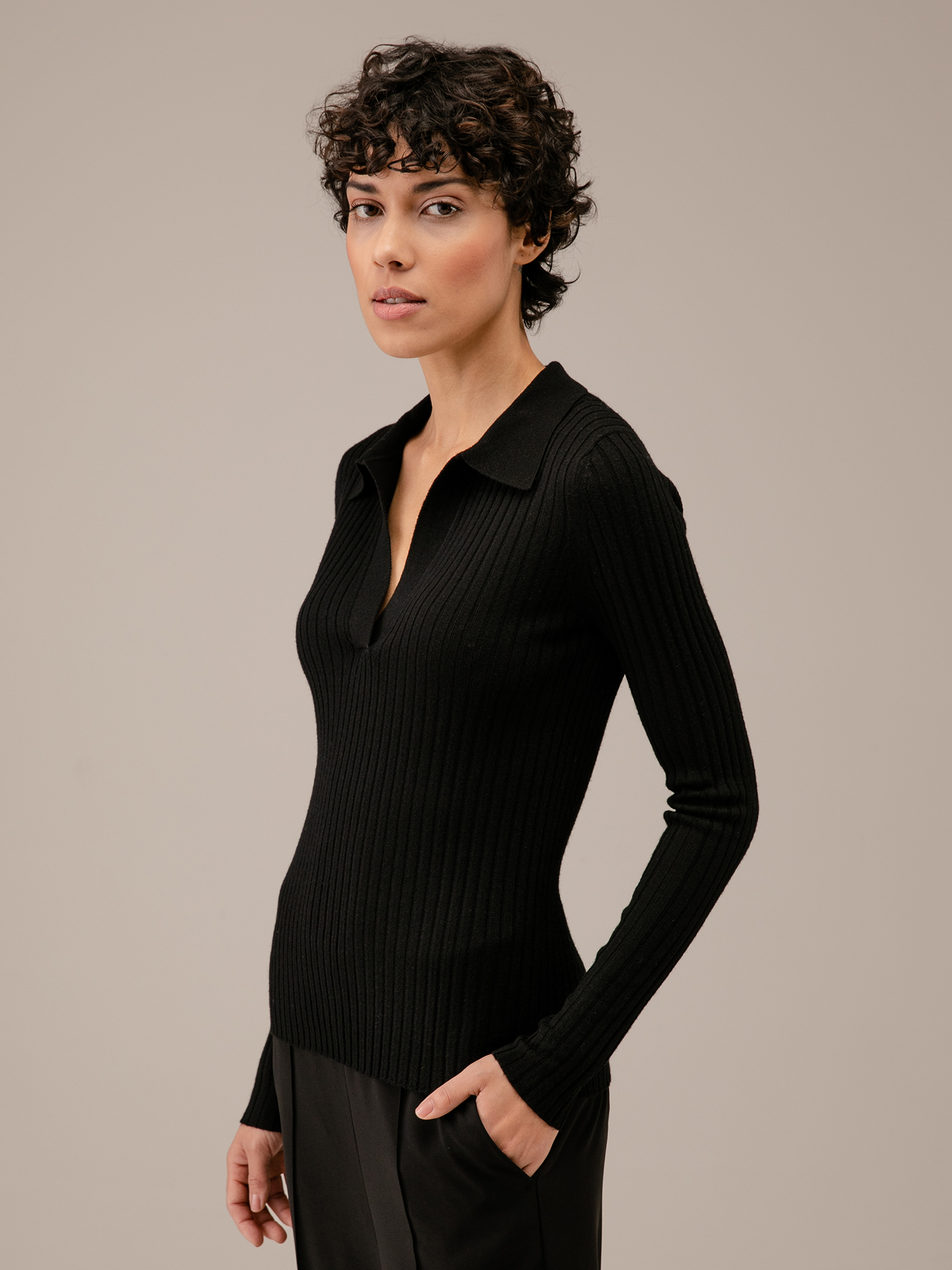 Detailansicht von Rippstrickpullover aus Merinowolle von DANIELS