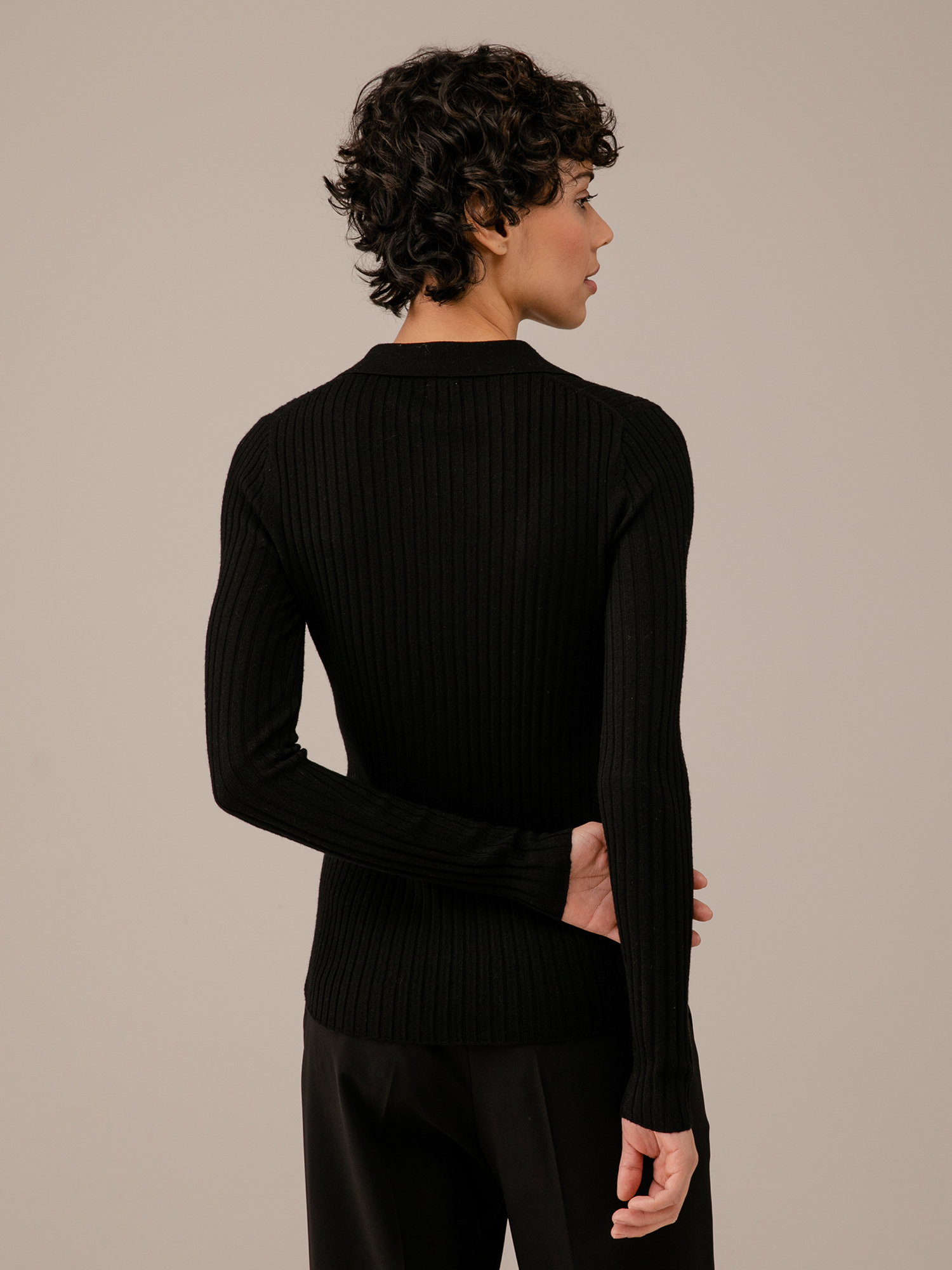 Detailansicht von Rippstrickpullover aus Merinowolle von DANIELS