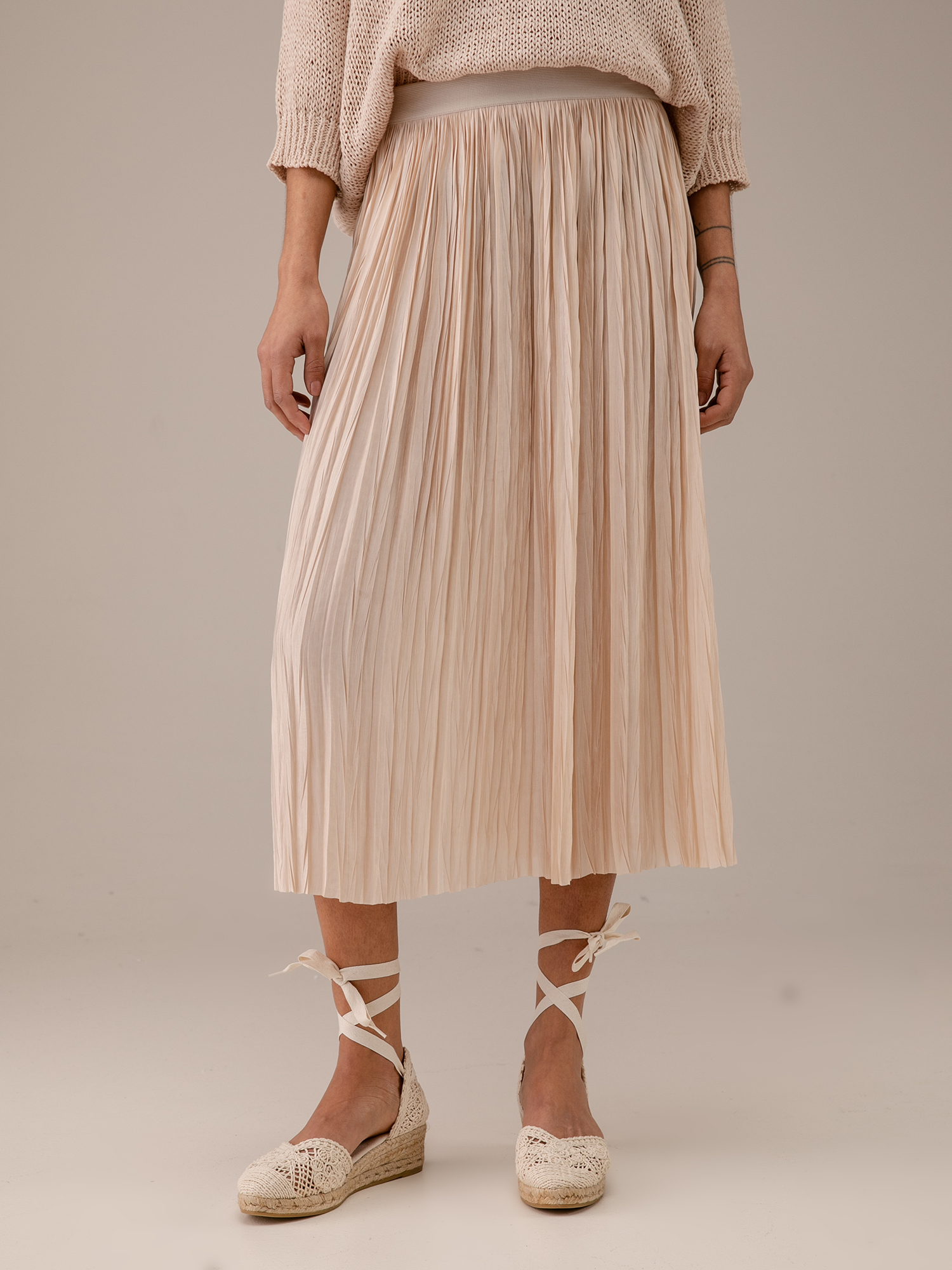 Detailansicht von Midi-Plisseerock von ROBERTO COLLINA