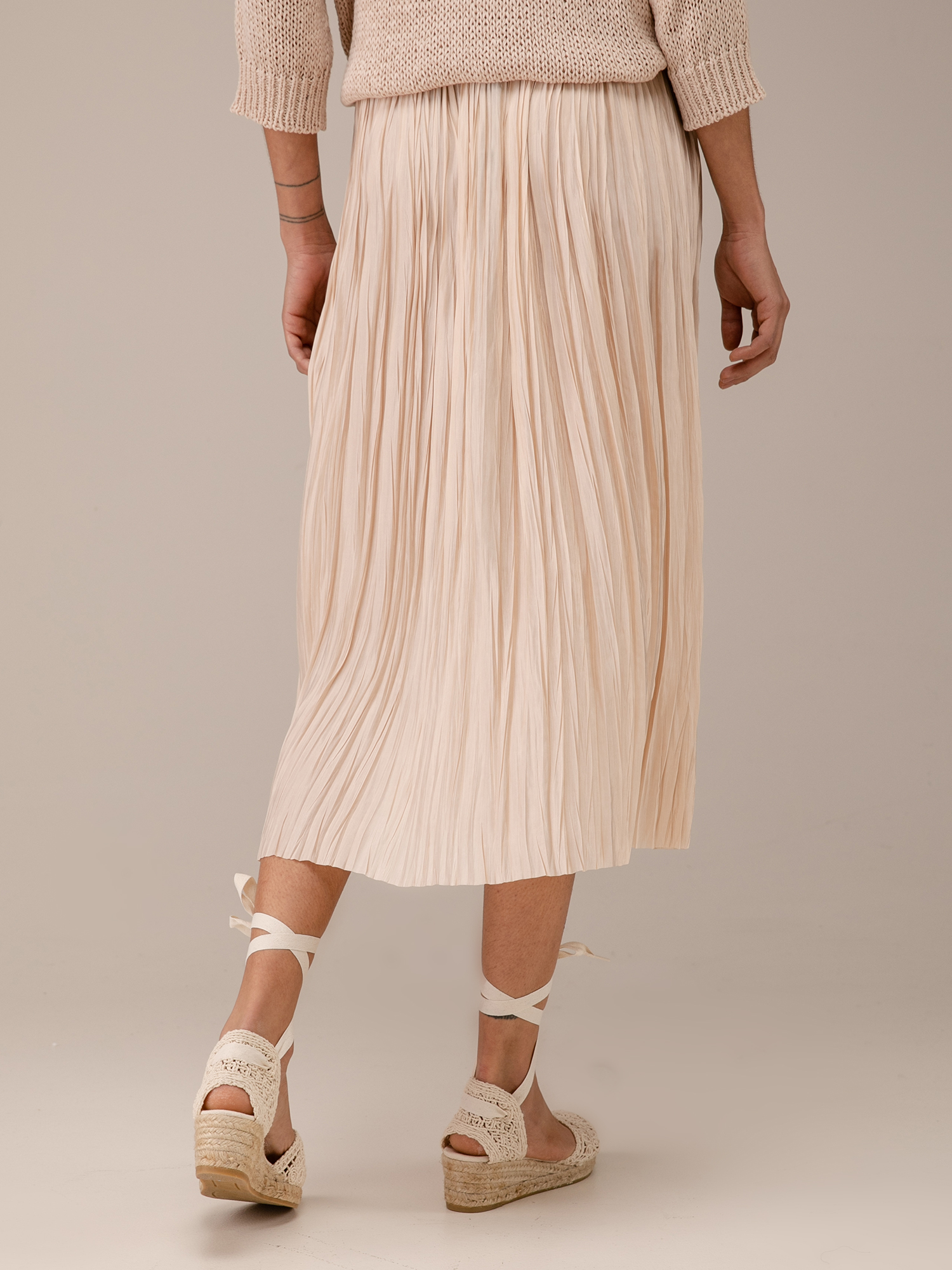 Detailansicht von Midi-Plisseerock von ROBERTO COLLINA