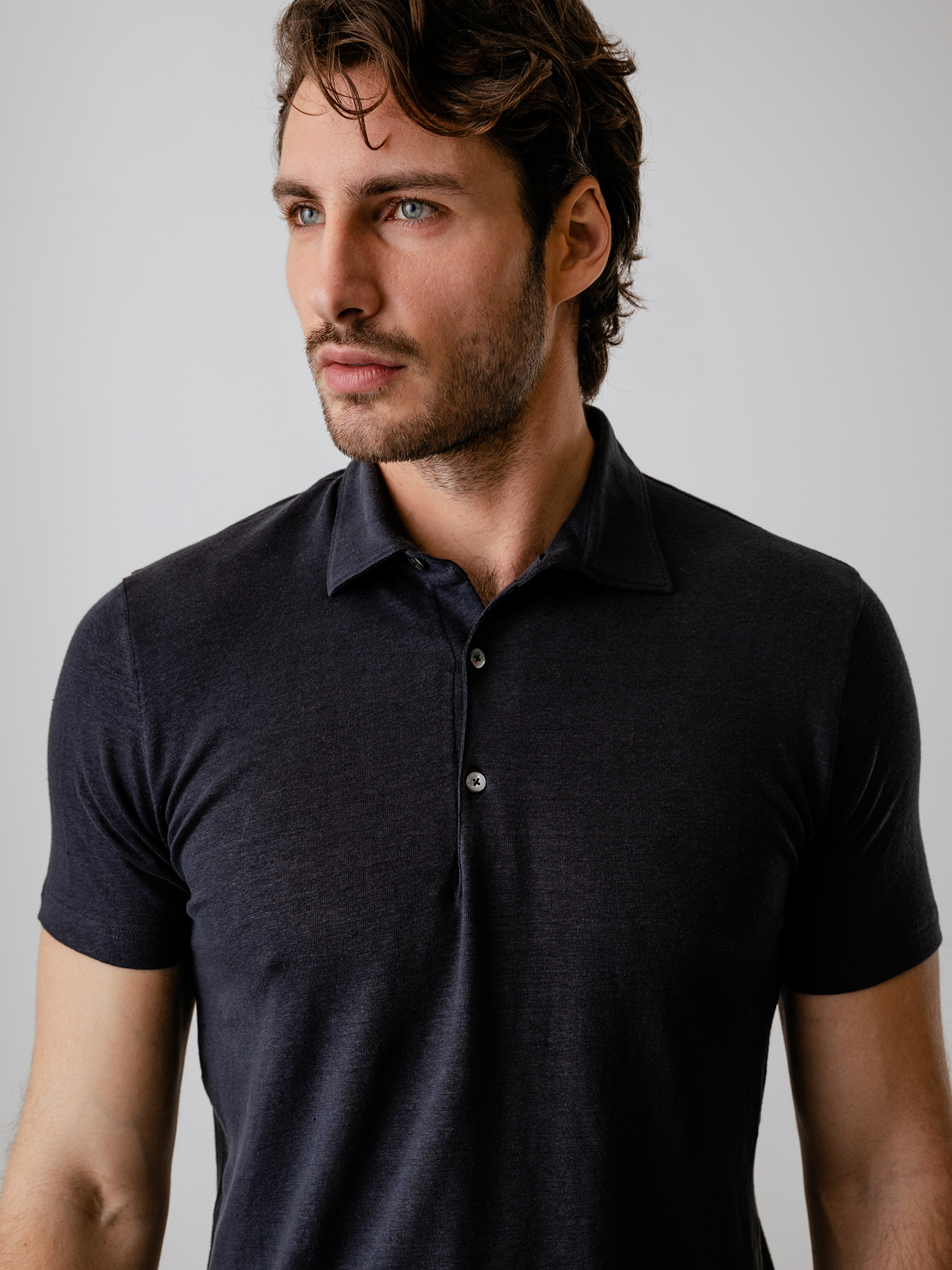 Detailansicht von Kurzarm-Poloshirt aus Leinen von STEFAN BRANDT