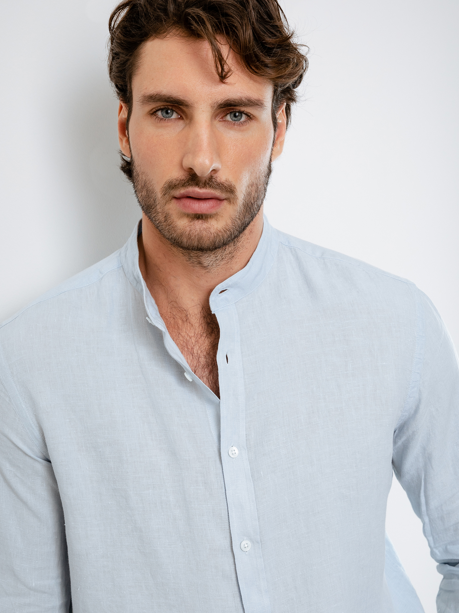 Detailansicht von Leinenhemd mit Stehkragen von 04651