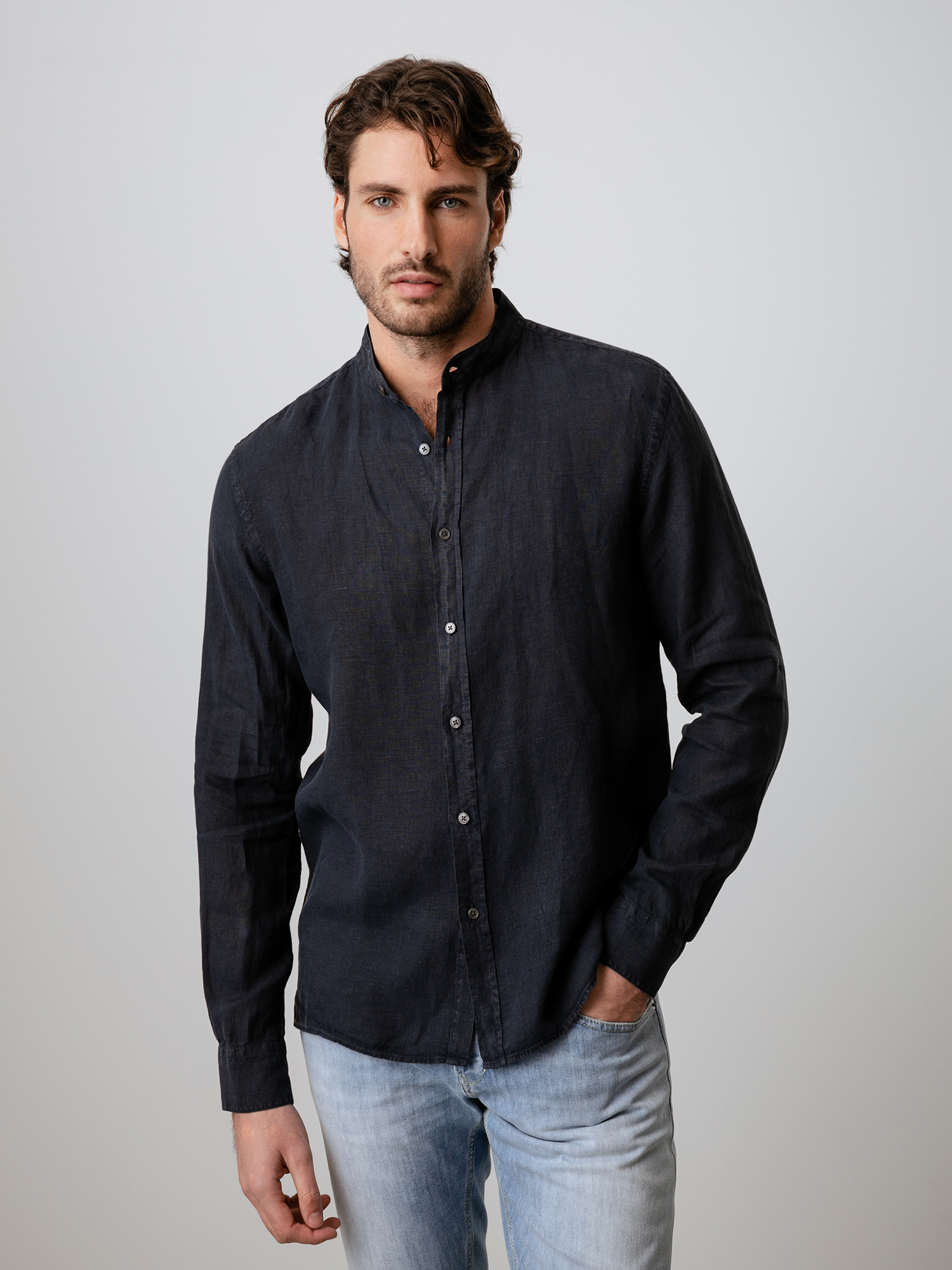 Detailansicht von Leinenhemd mit Stehkragen von 04651