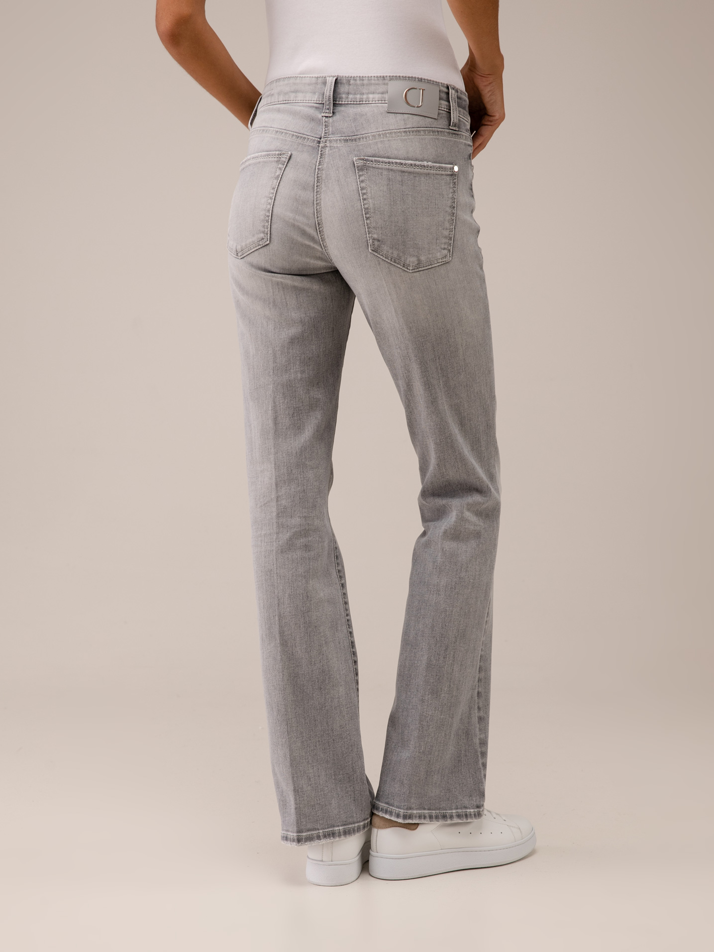 Detailansicht von Flared Jeans von CAMBIO