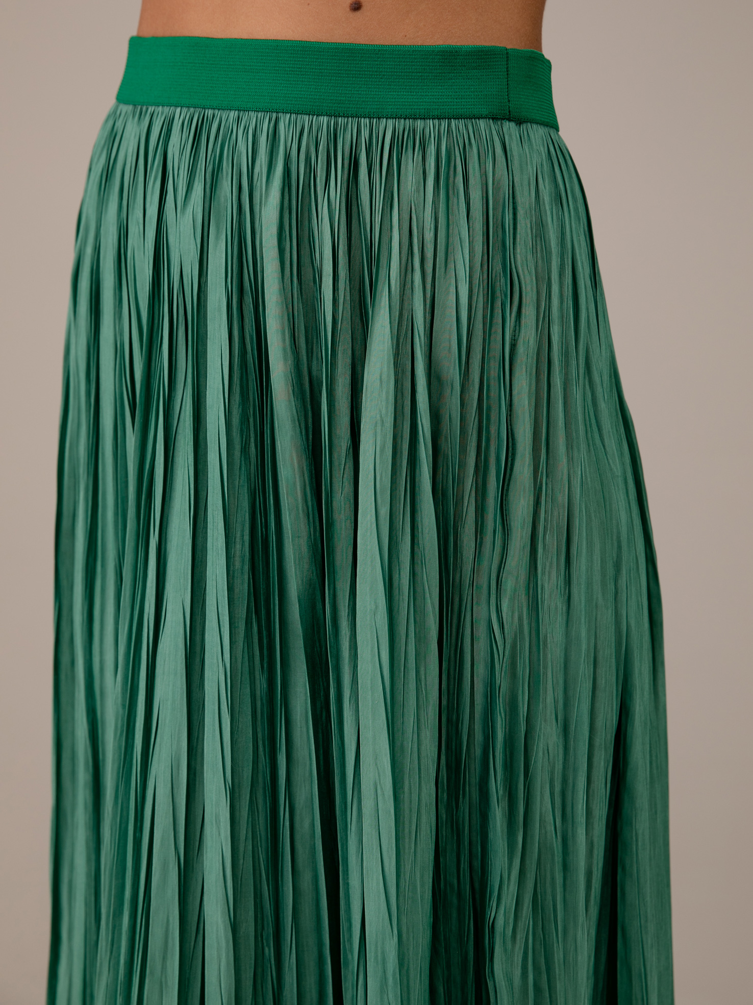 Detailansicht von Midi-Plisseerock von ROBERTO COLLINA