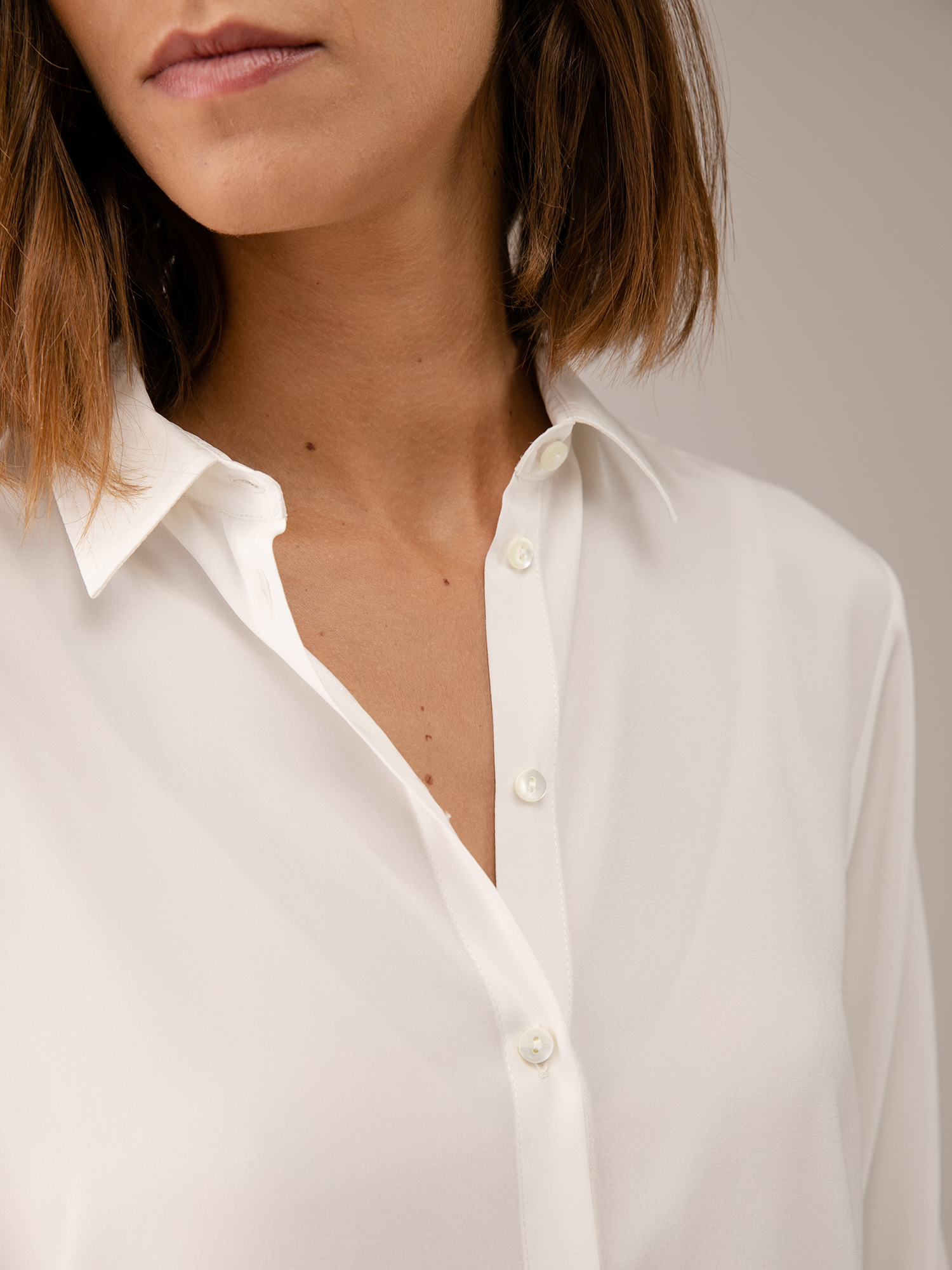 Detailansicht von Seidenbluse von HER SHIRT
