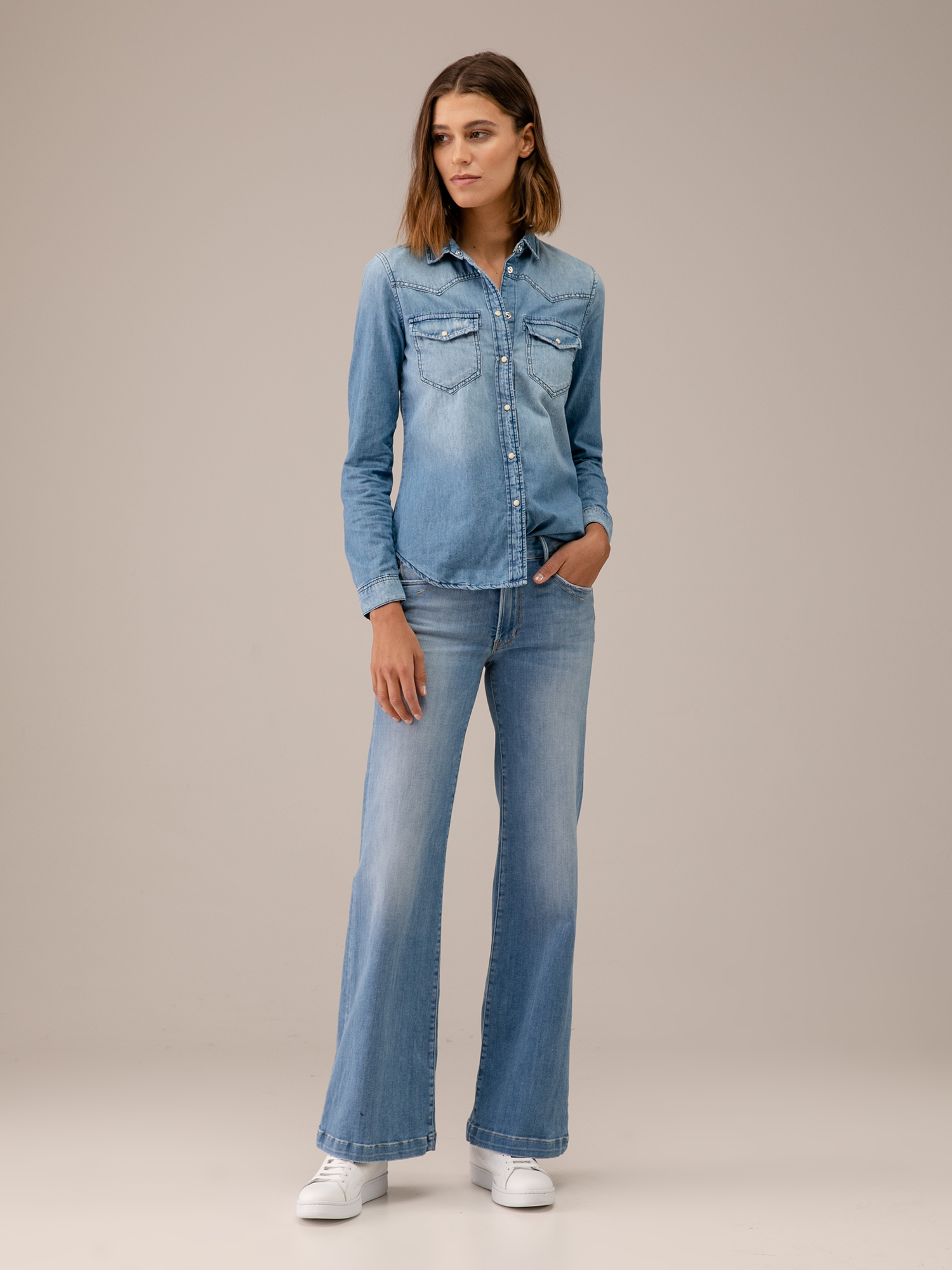 Detailansicht von Jeanshemd von LE TEMPS DES CERISES