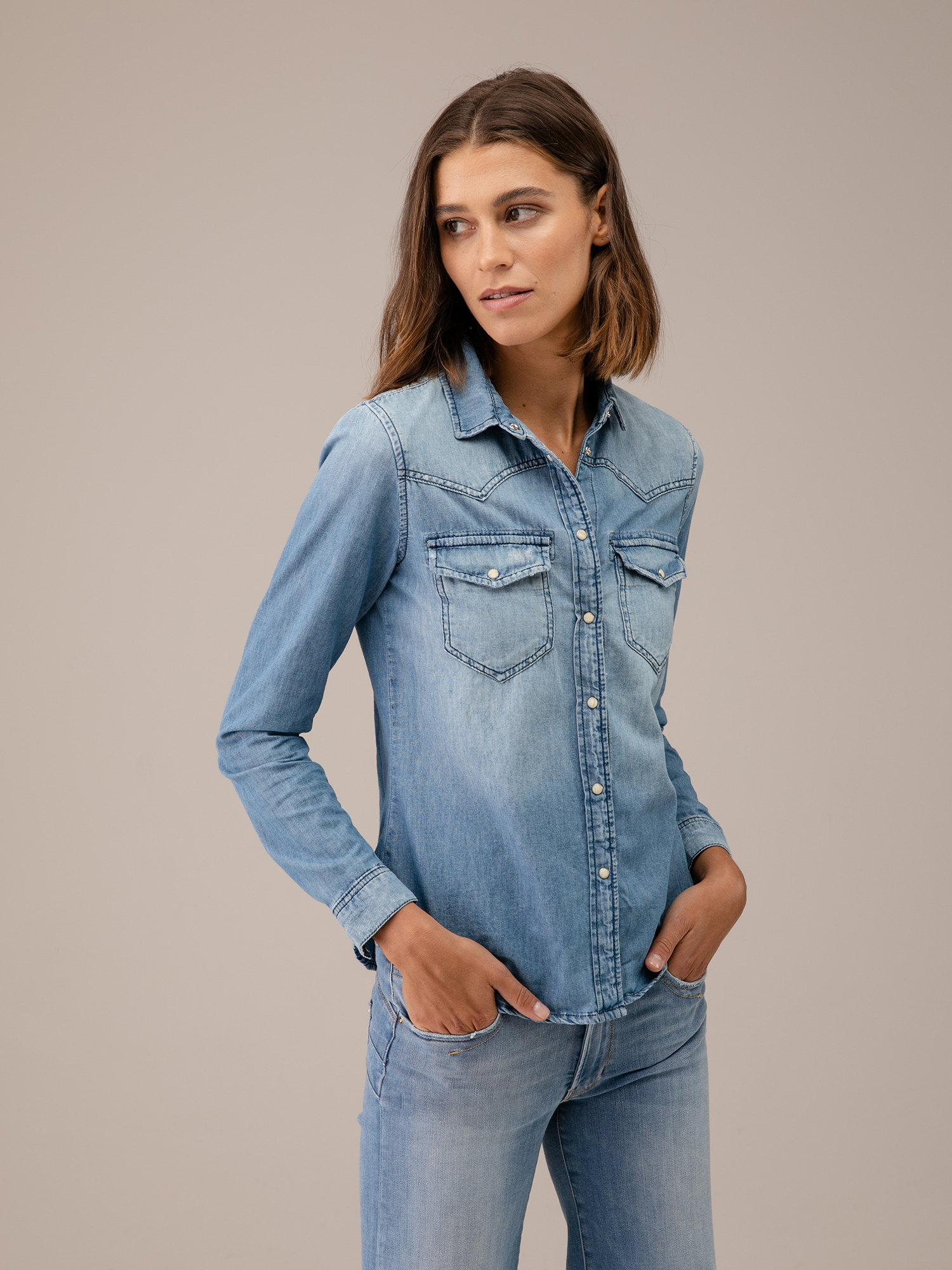 Detailansicht von Jeanshemd von LE TEMPS DES CERISES