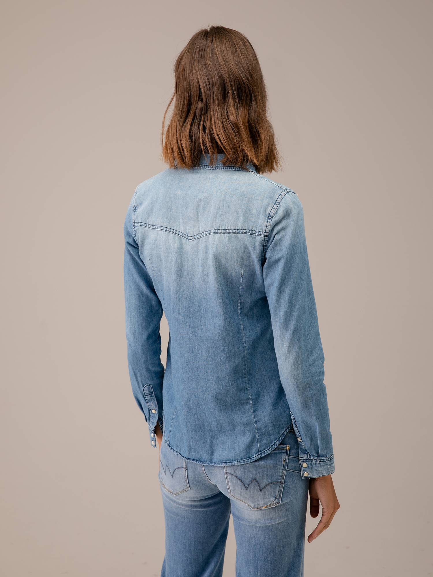 Detailansicht von Jeanshemd von LE TEMPS DES CERISES