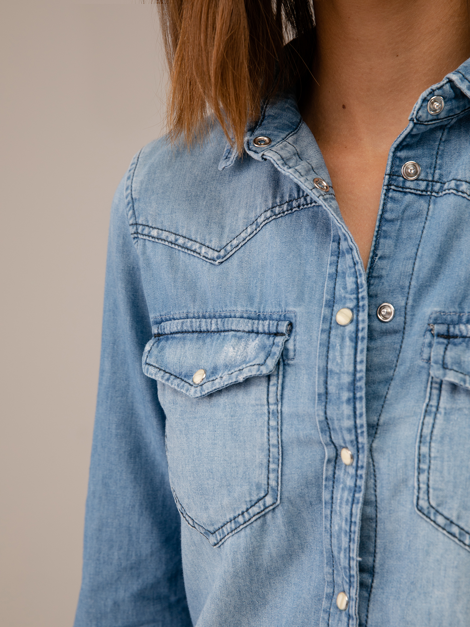 Detailansicht von Jeanshemd von LE TEMPS DES CERISES