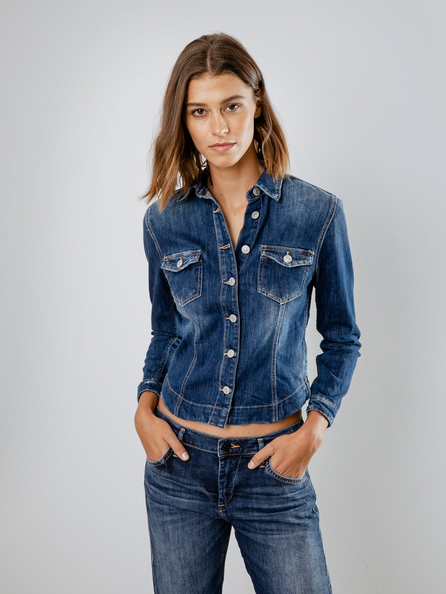 Detailansicht von Jeansjacke von LE TEMPS DES CERISES