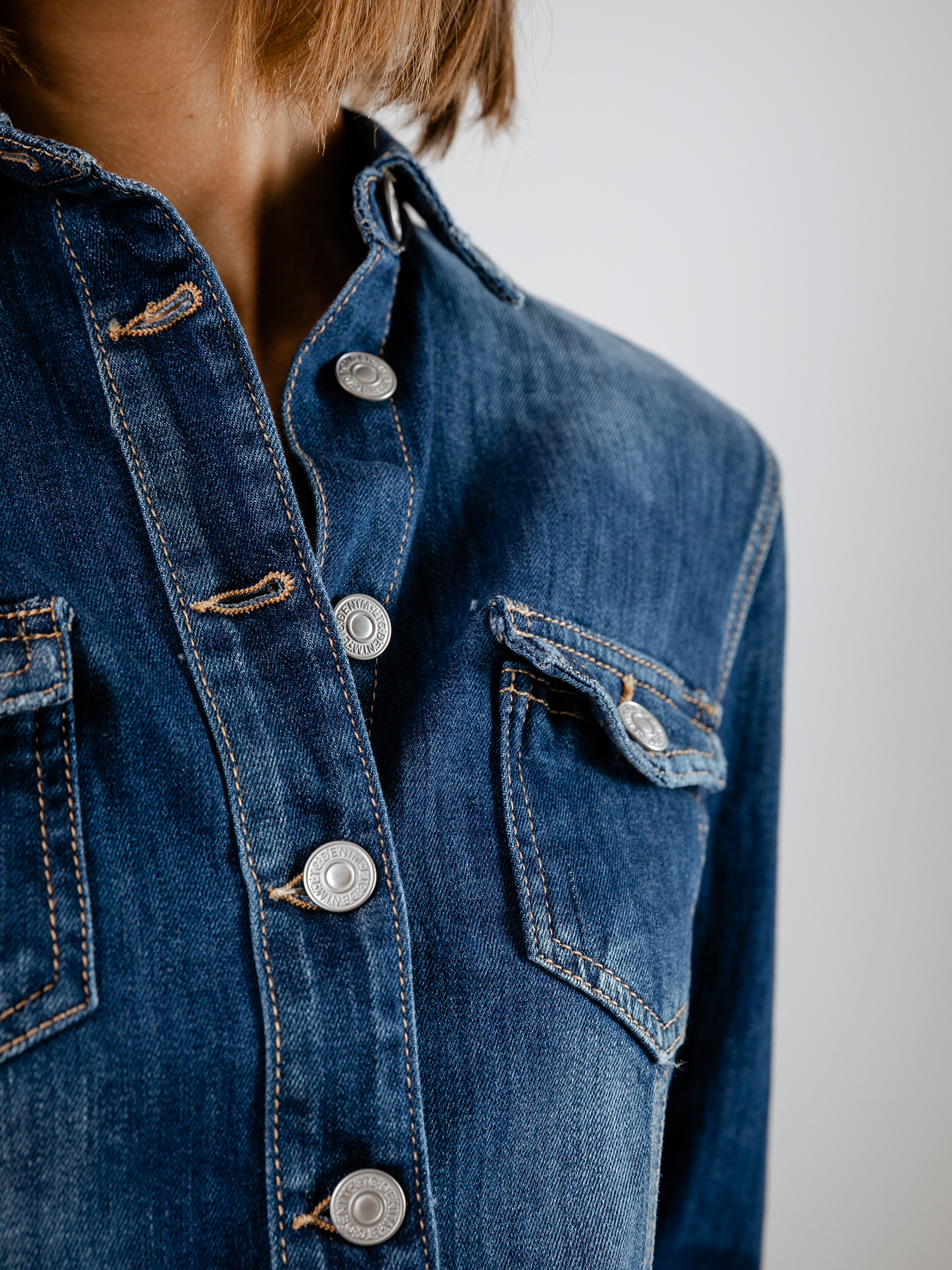 Detailansicht von Jeansjacke von LE TEMPS DES CERISES