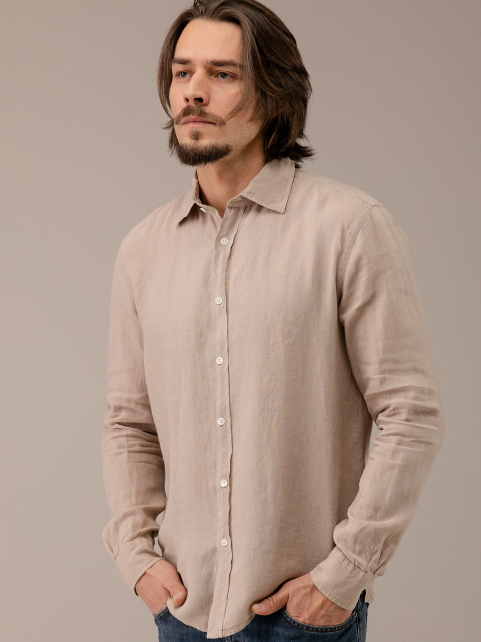 Detailansicht von Leinenhemd mit Kentkragen von 04651