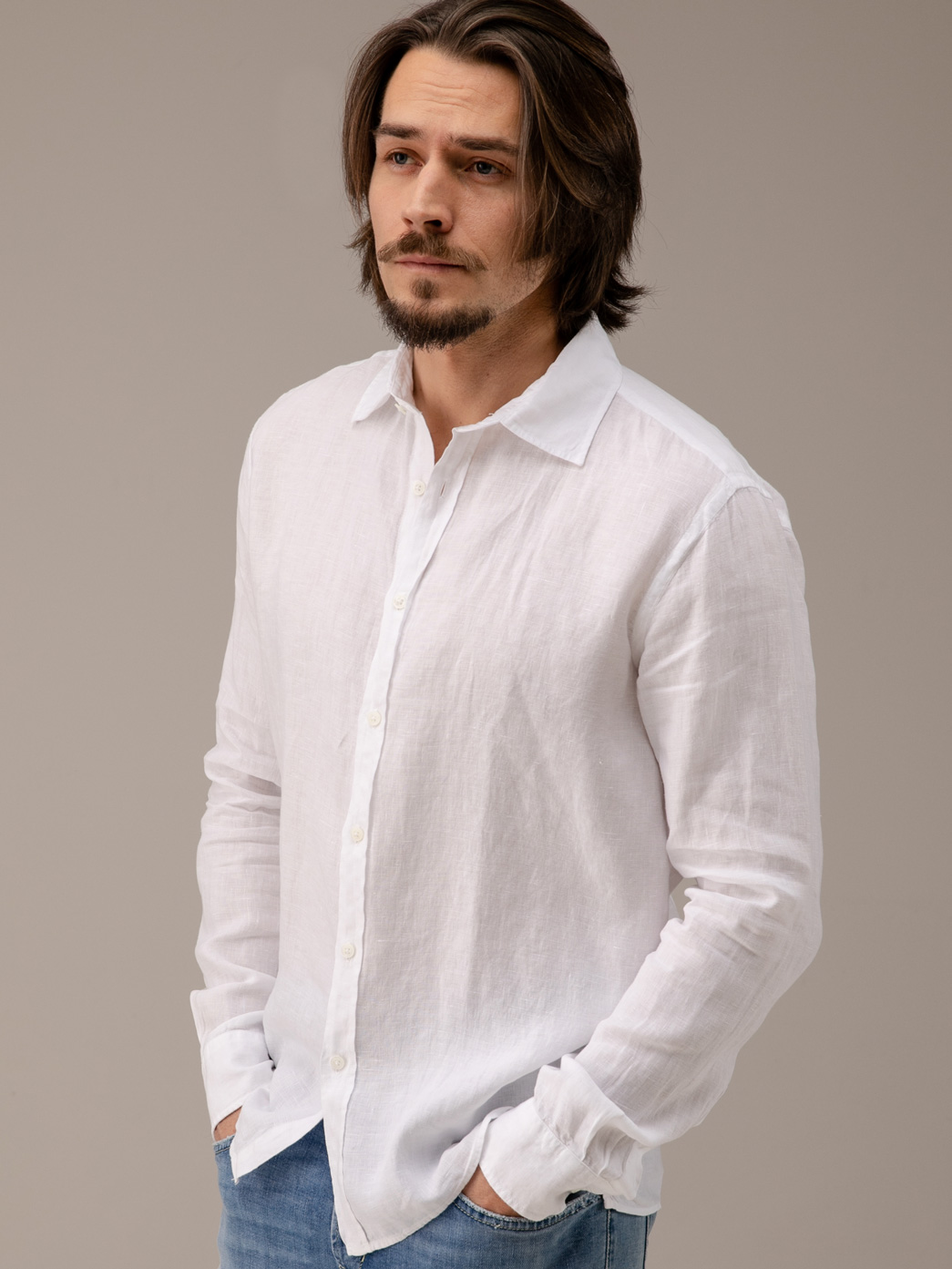 Detailansicht von Leinenhemd mit Kentkragen von 04651