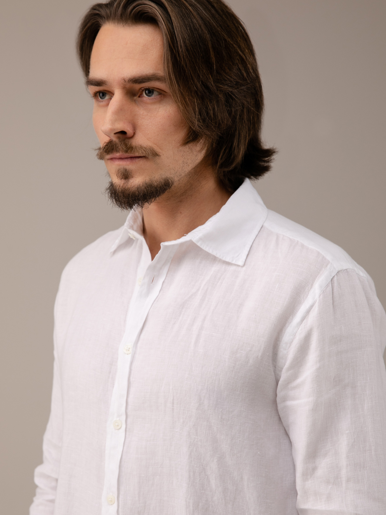 Detailansicht von Leinenhemd mit Kentkragen von 04651