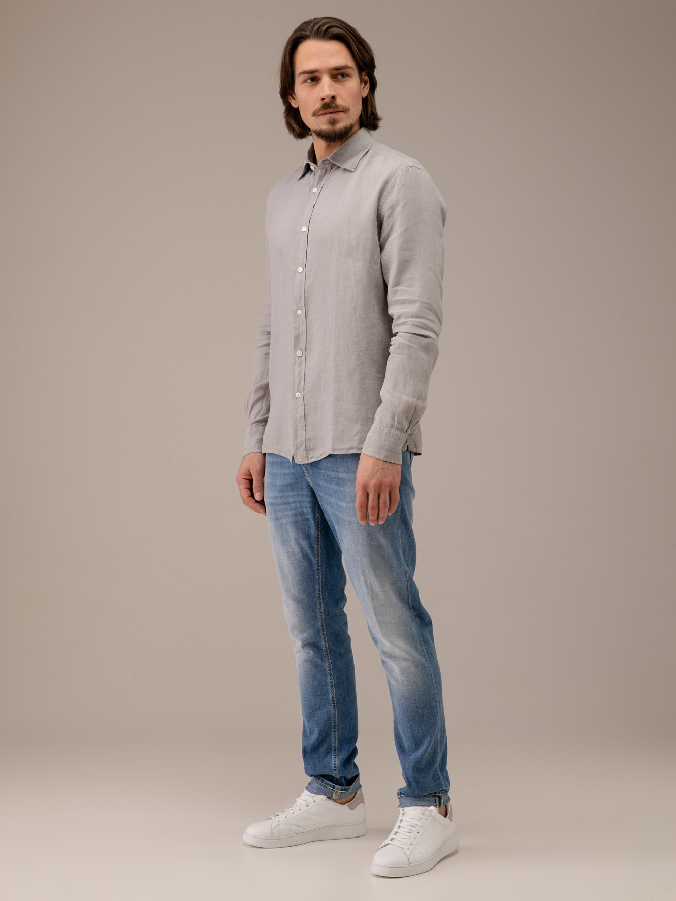 Detailansicht von Leinenhemd mit Kentkragen von 04651