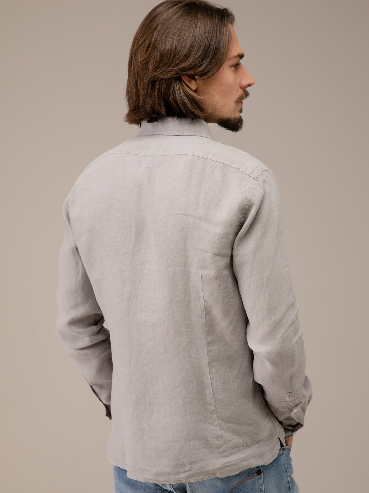 Detailansicht von Leinenhemd mit Kentkragen von 04651